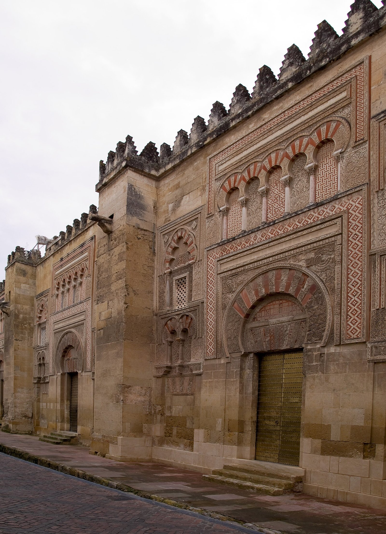 Vista externa da Mesquita-Catedral de Córdoba, com seus muros de pedra e o pátio dos laranjais