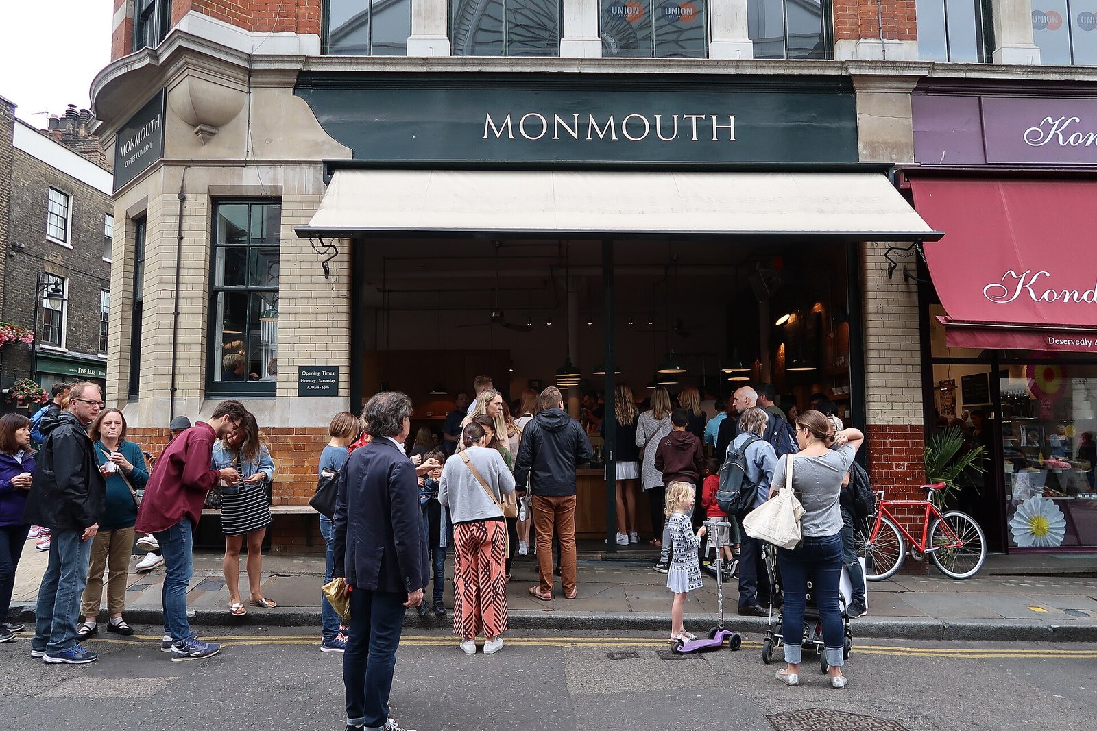Fachada da loja Monmouth Coffee Company no Borough Market, em Londres