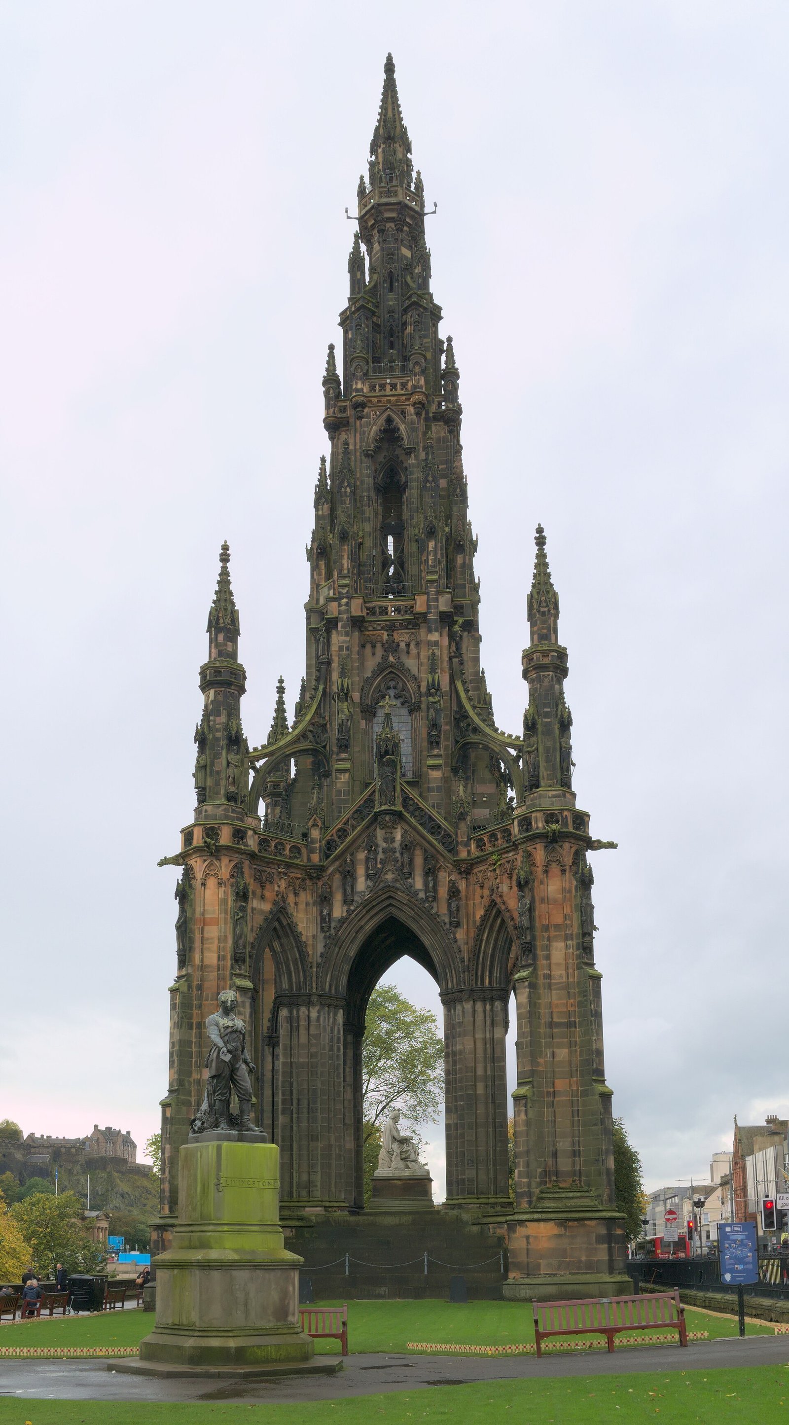 O Monumento a Walter Scott, em Princes Street Gardens, Edimburgo