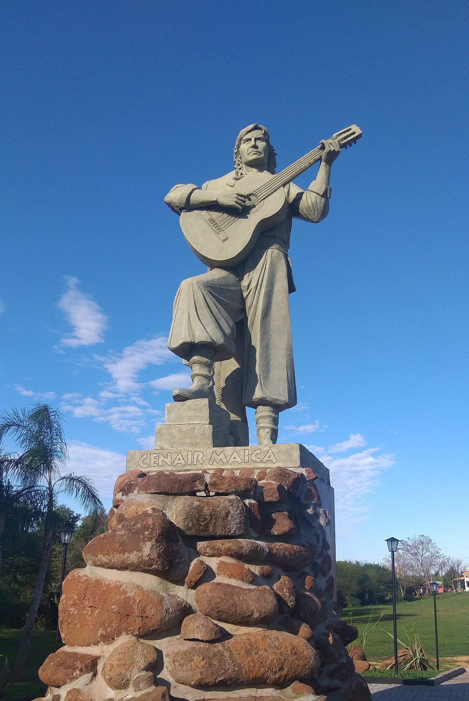 Monumento a Cenair Maicá, estátua na Praça Rotaryana em São Miguel das Missões