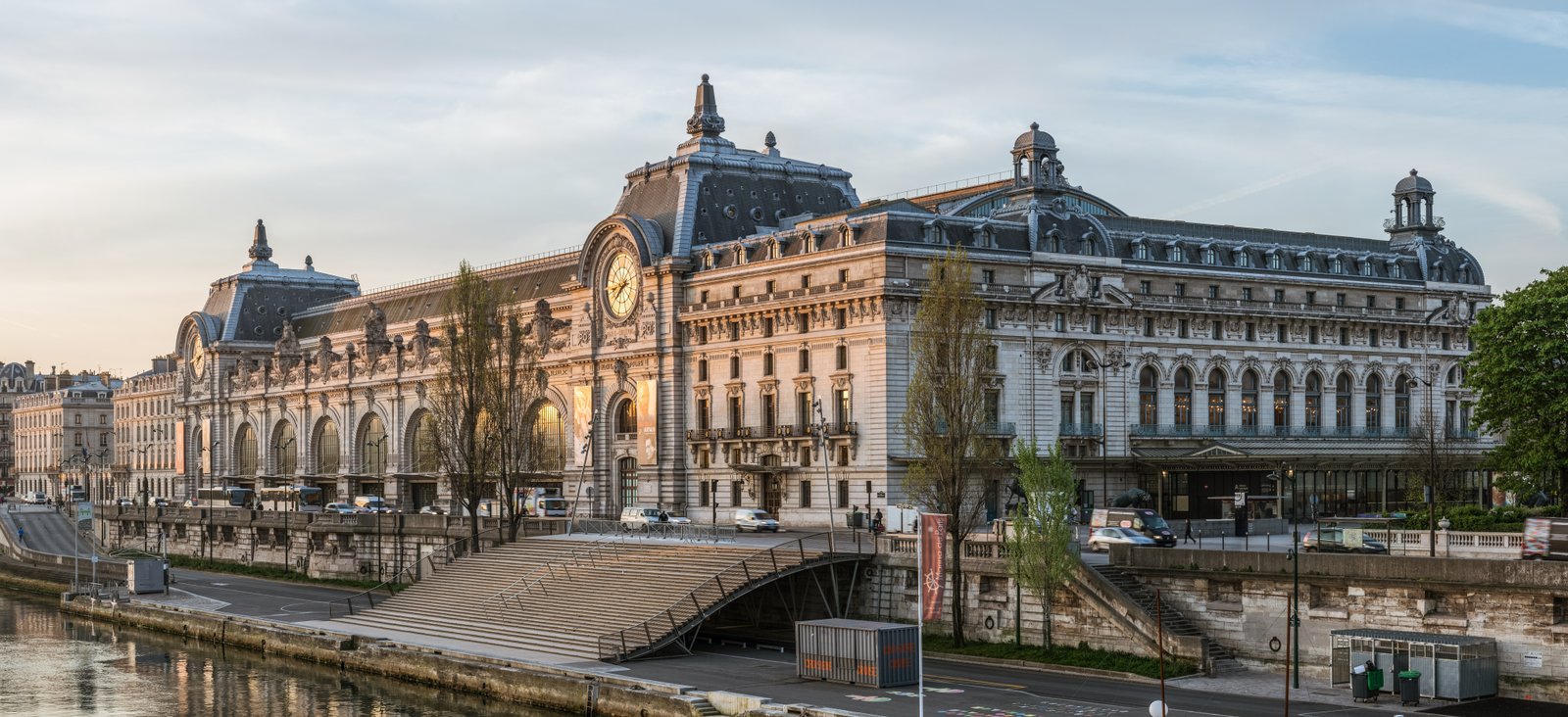 Fachada do Museu d'Orsay às margens do rio Sena, em Paris