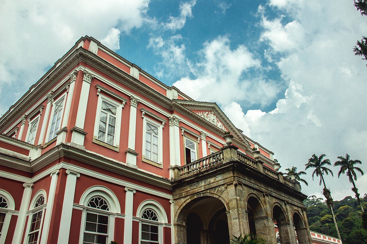 Fachada rosa e branca do Museu Imperial de Petrópolis
