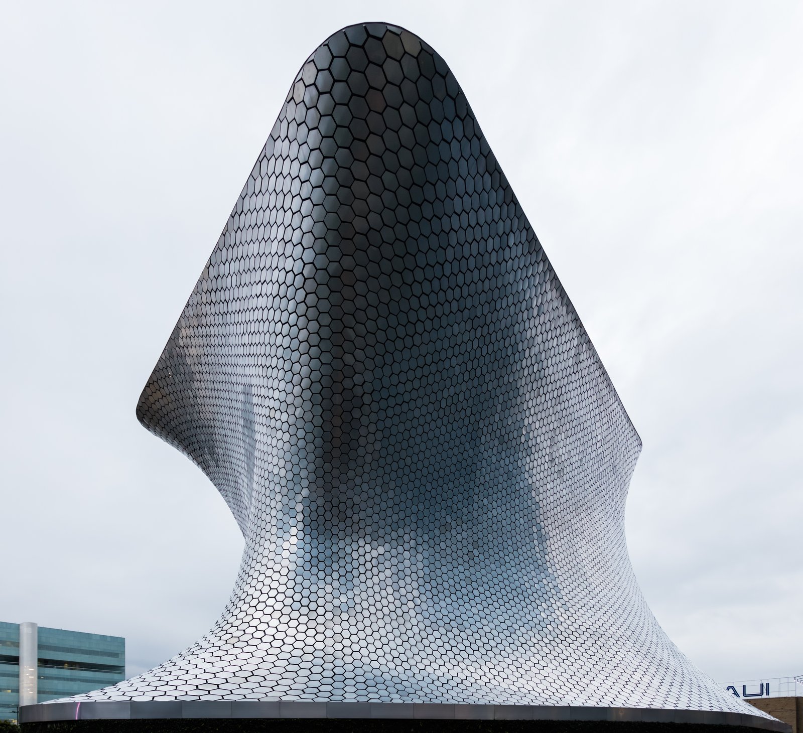 Fachada curva revestida de placas hexagonais de alumínio do Museu Soumaya, na Cidade do México