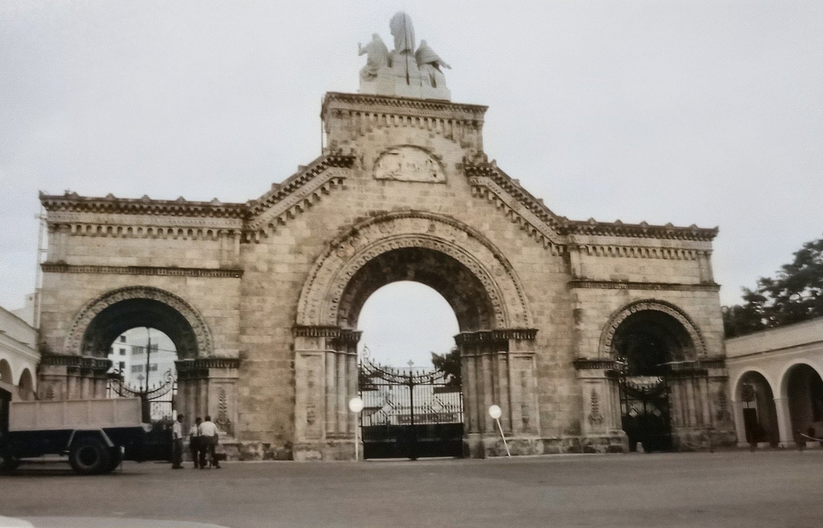 Portal de entrada neorromânico da Necrópolis Cristóbal Colón, em Havana