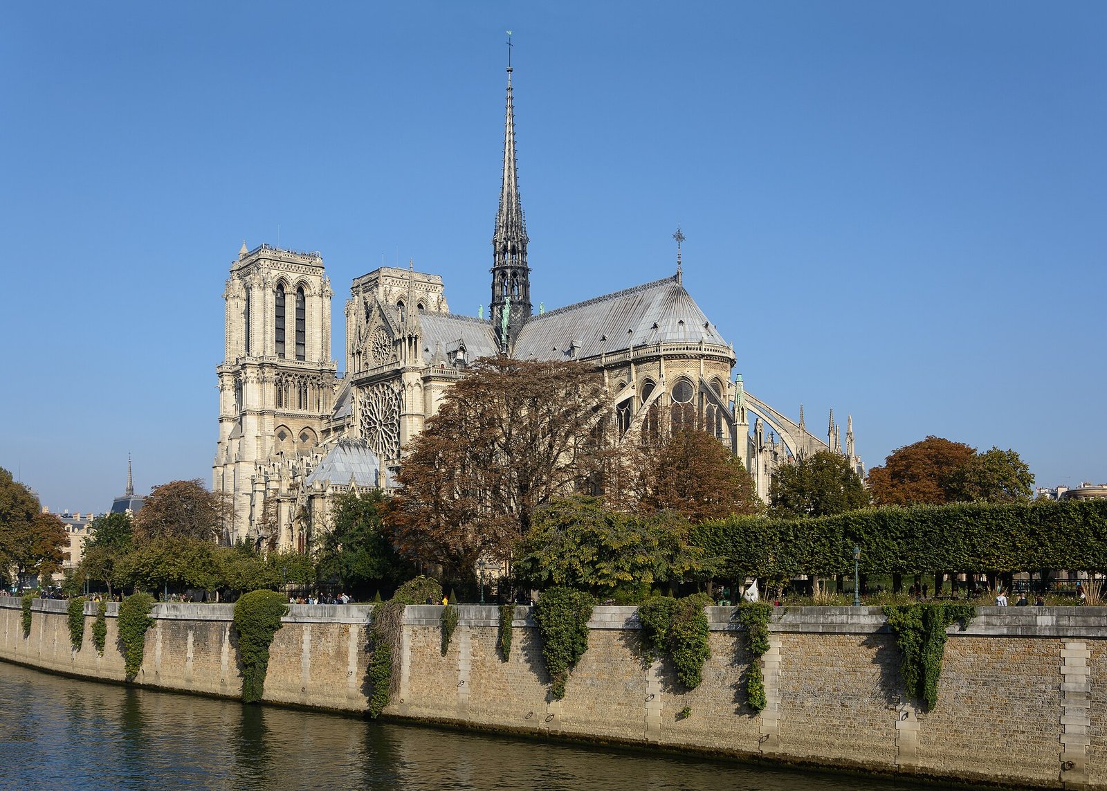 Vista externa da Catedral de Notre-Dame de Paris, com seus arcobotantes e a torre sobre o cruzeiro