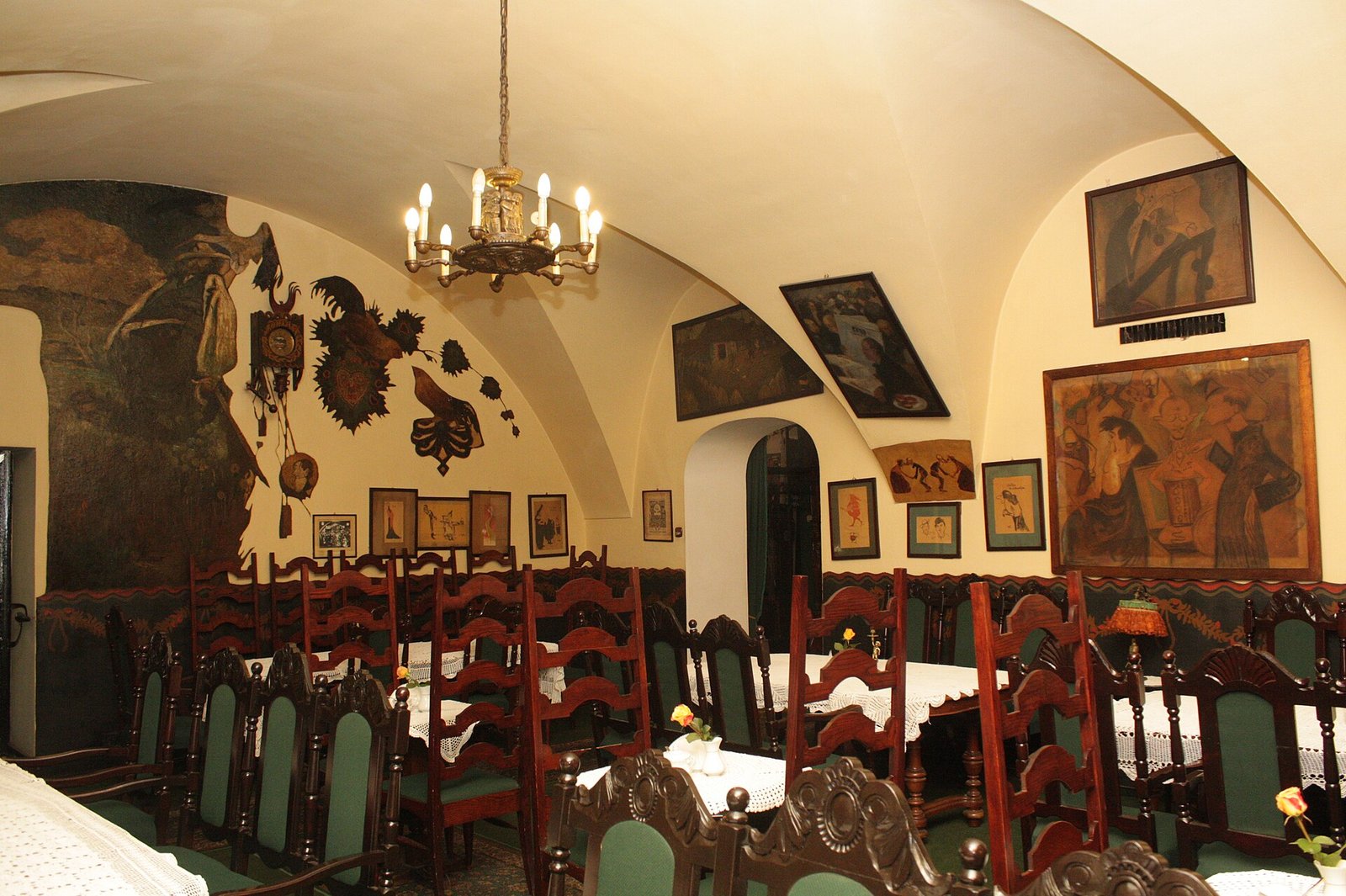 Salão antigo do café Jama Michalika, em Cracóvia, com decoração Art Nouveau