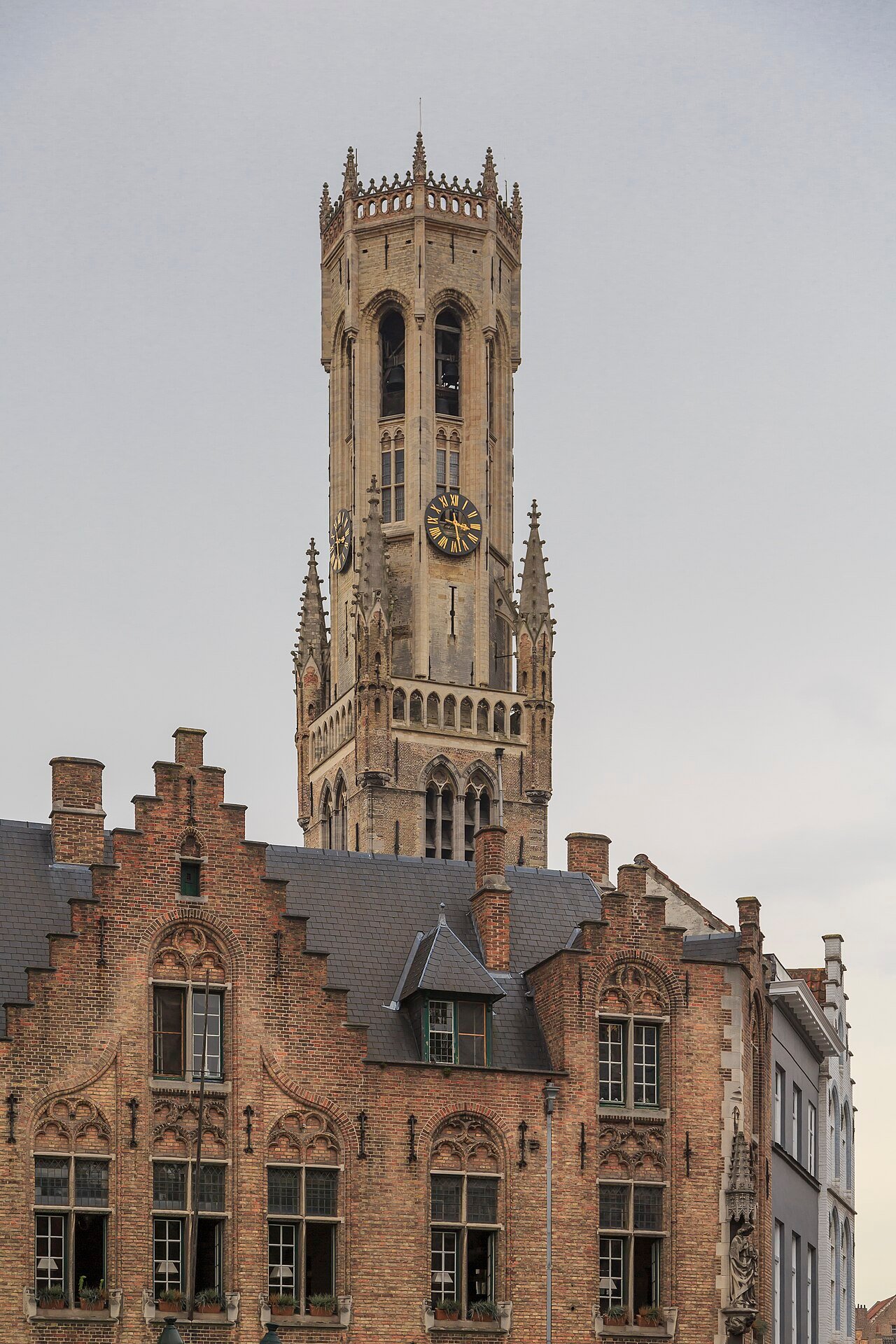 O campanário medieval de Bruges visto da praça Markt