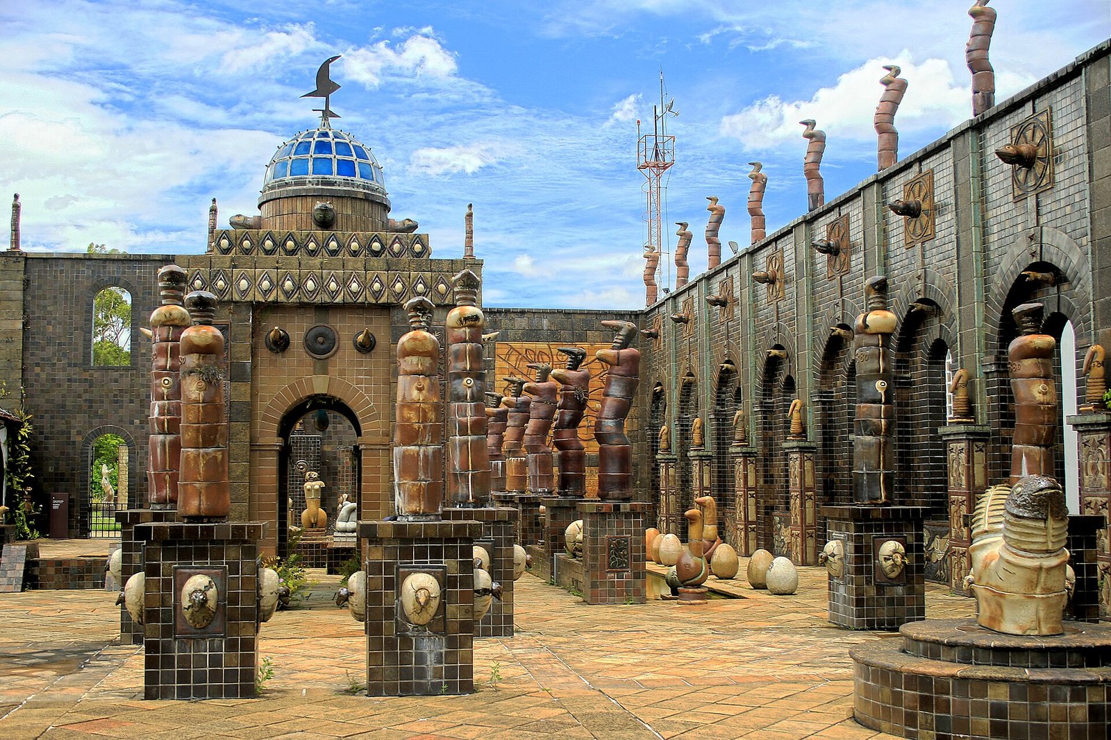 Esculturas de cerâmica no jardim da Oficina Cerâmica Francisco Brennand, em Recife