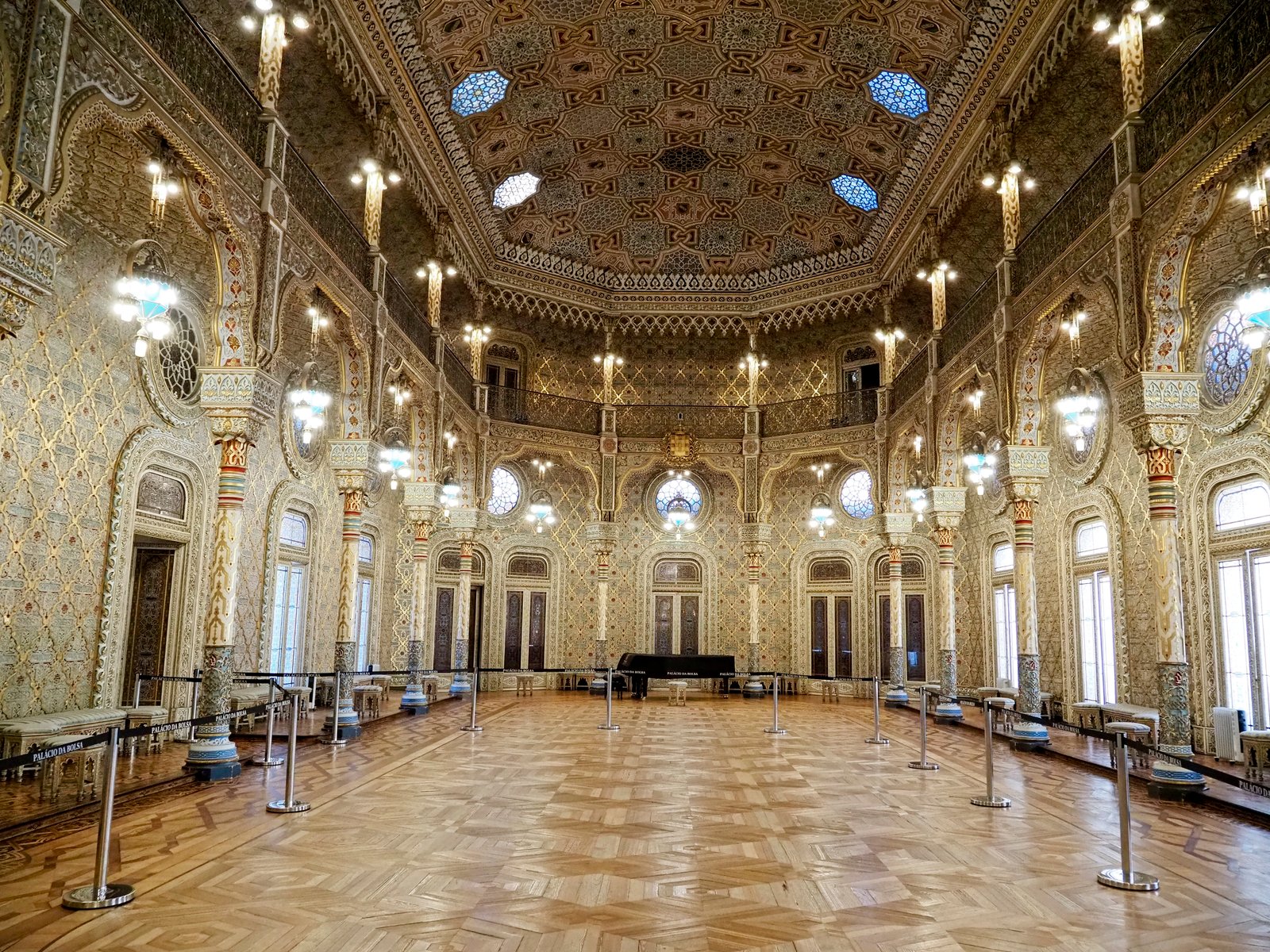 Salão nobre do Palácio da Bolsa, no Porto, com teto ornamentado em estilo mourisco