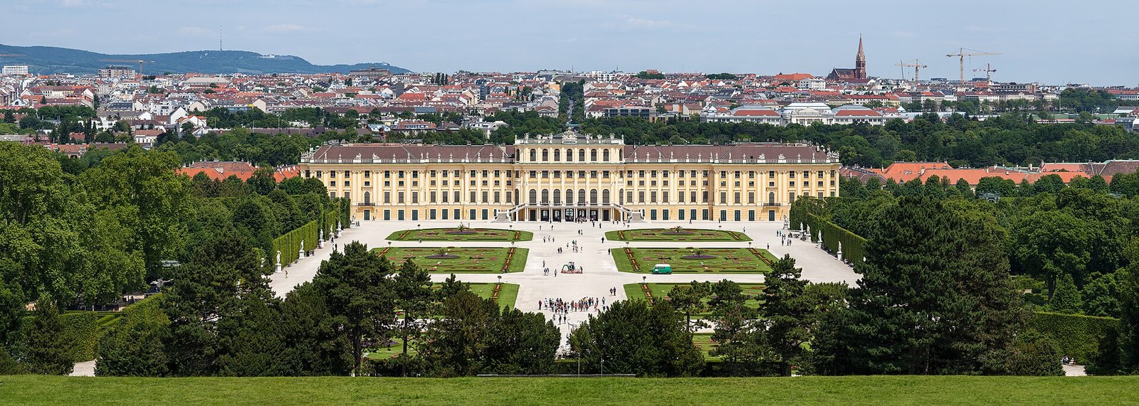 Fachada amarela do Palácio de Schönbrunn vista do jardim, em Viena