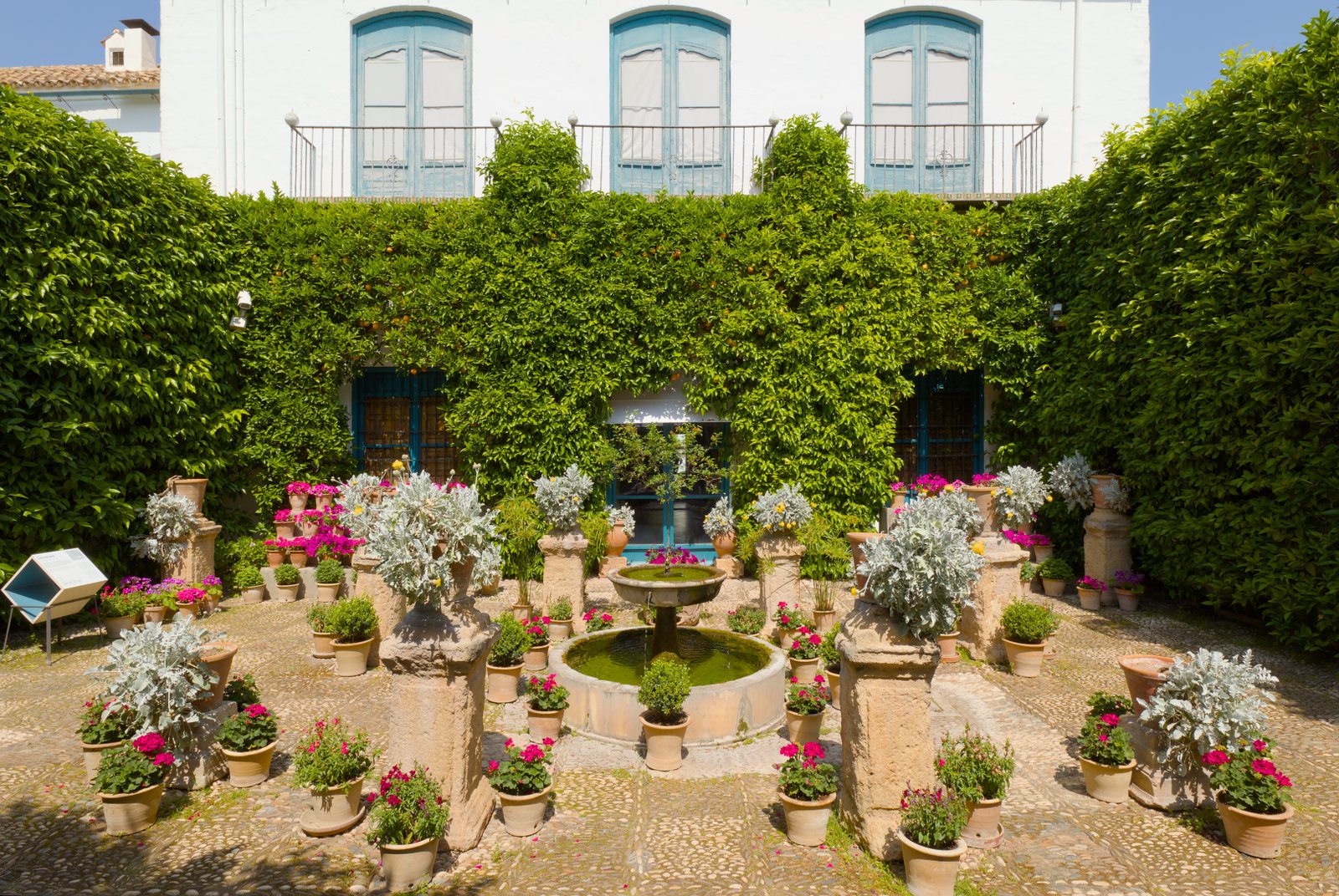Um dos pátios floridos do Palácio de Viana em Córdoba