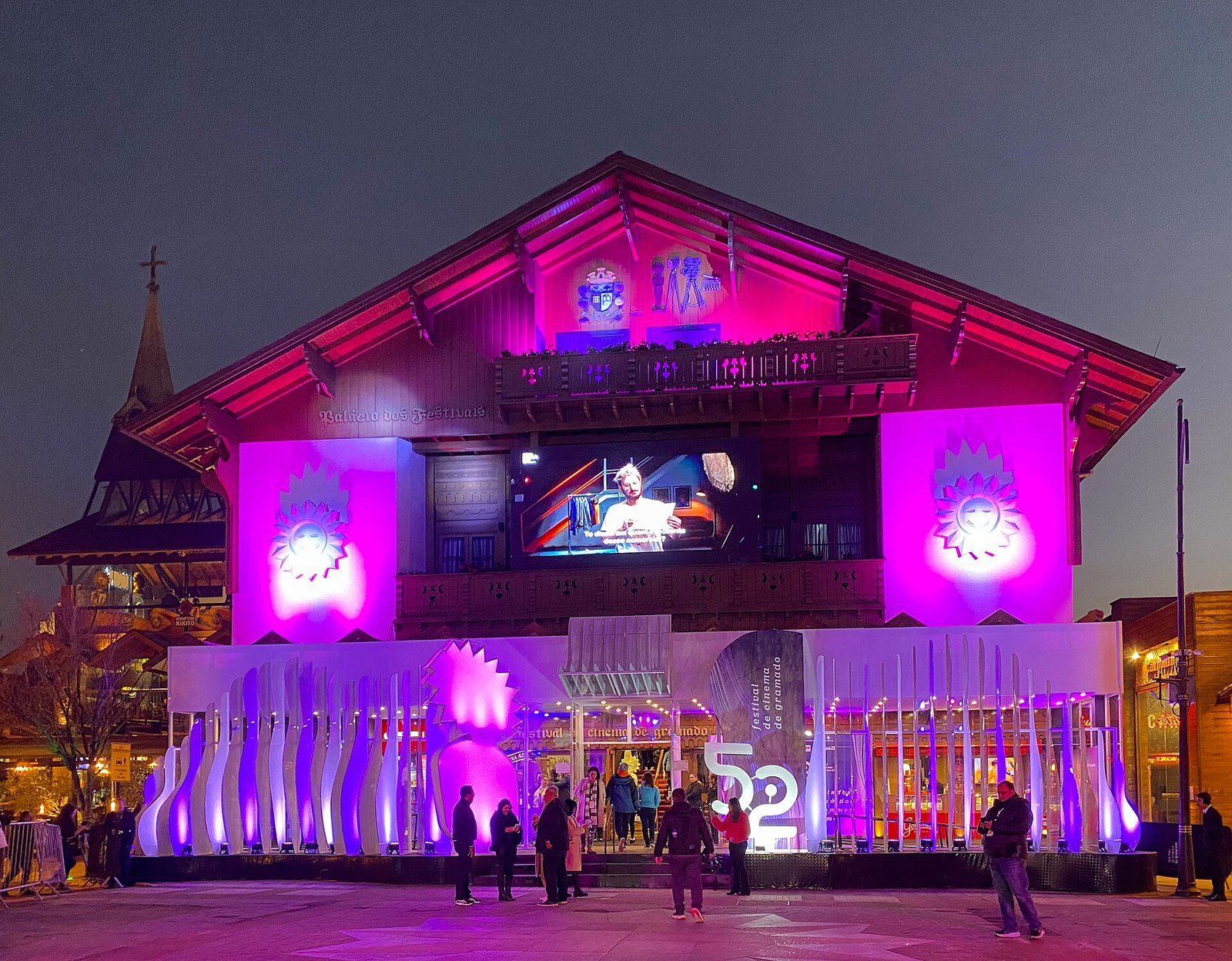 Fachada do Palácio dos Festivais em Gramado à noite