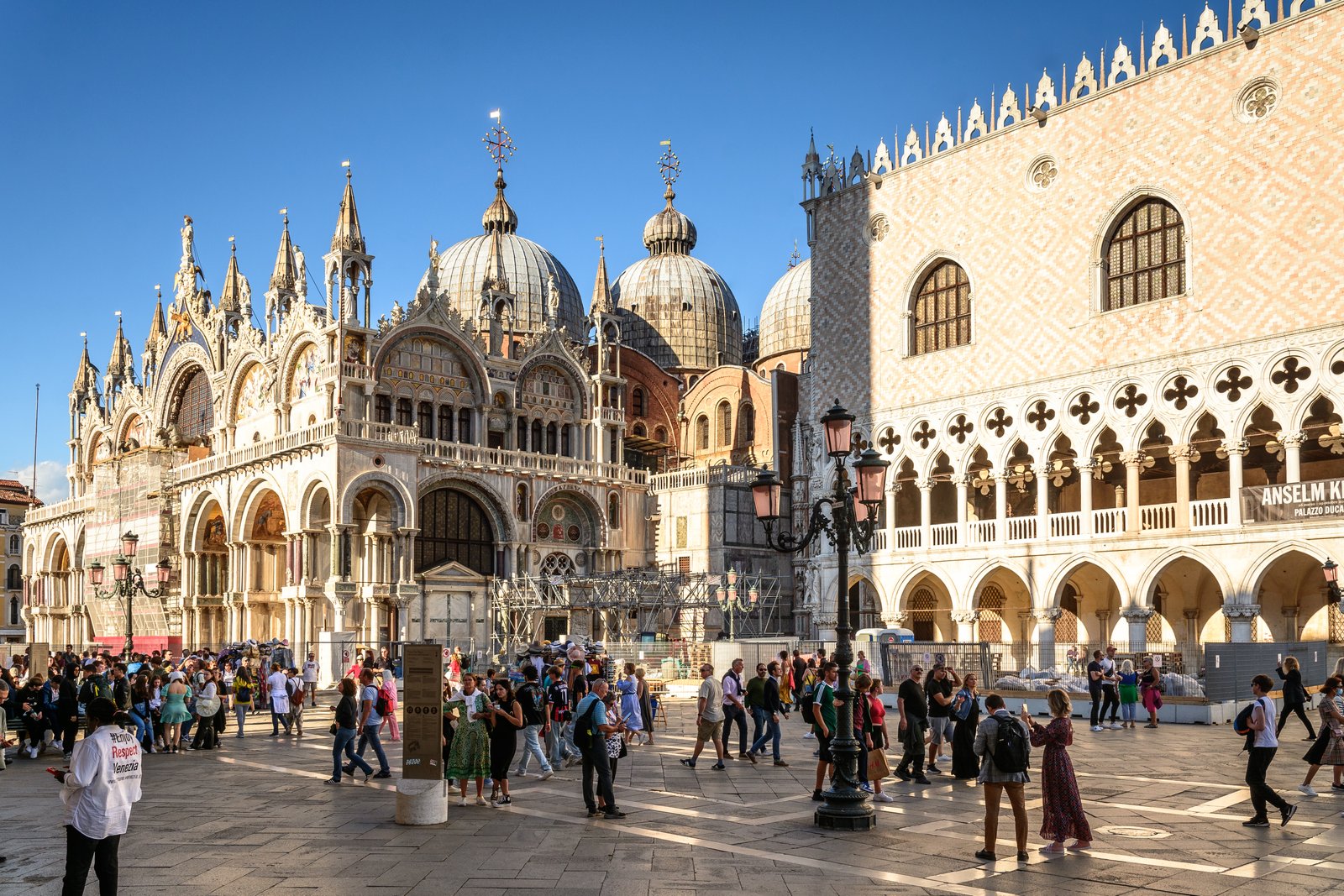 Fachada gótica do Palácio Ducal de Veneza vista da Bacia de São Marcos, ao lado da Basílica de São Marcos