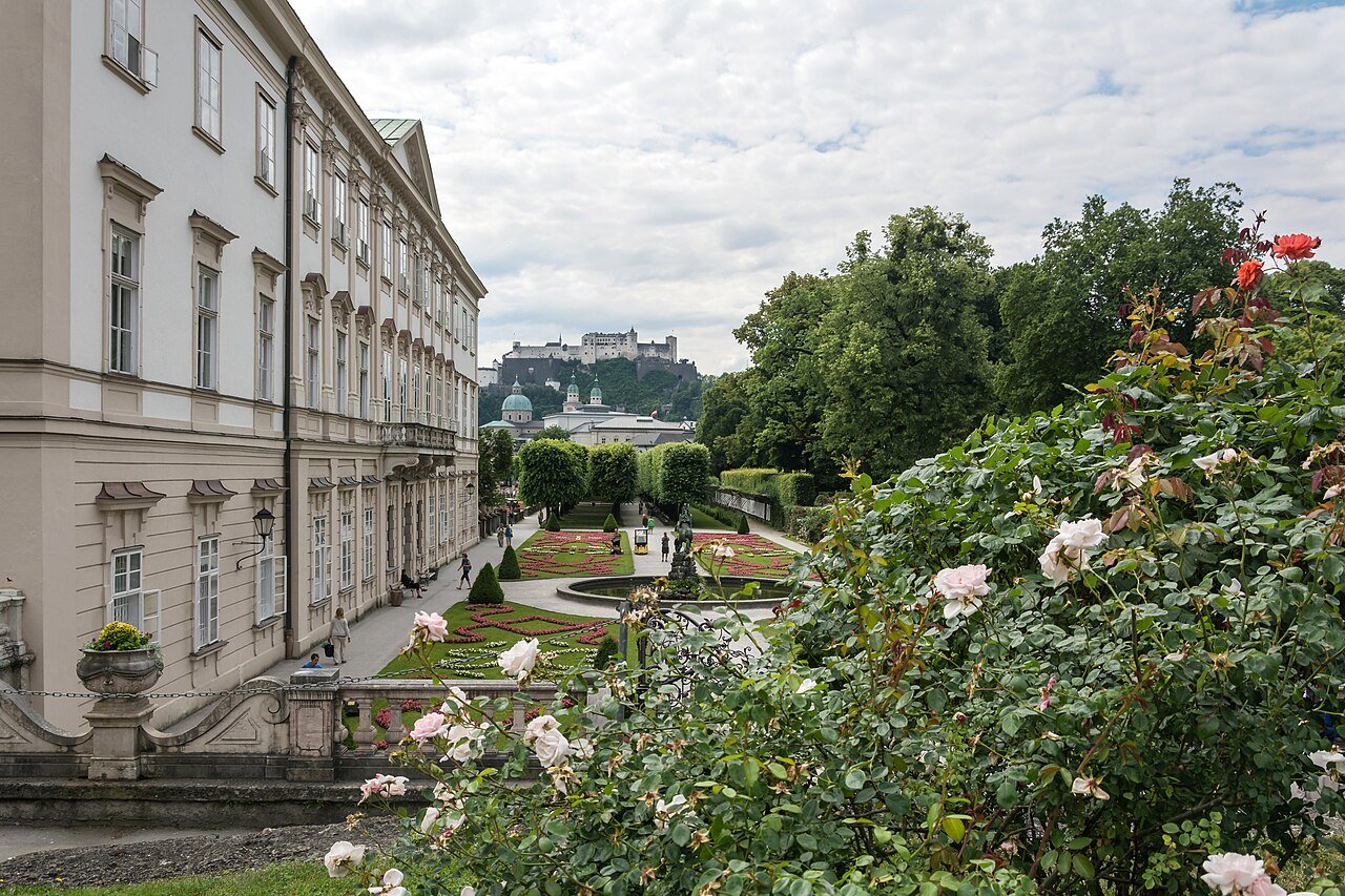 Jardins Mirabell com a Fortaleza de Hohensalzburg ao fundo, em Salzburgo