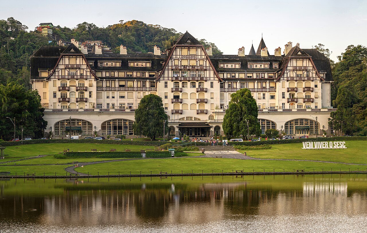 Palácio Quitandinha e o lago em Petrópolis