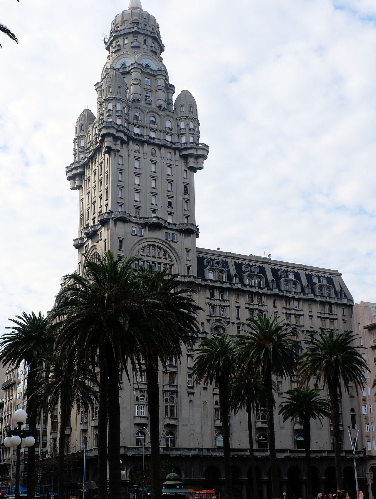 Fachada do Palacio Salvo vista da Plaza Independencia, em Montevidéu