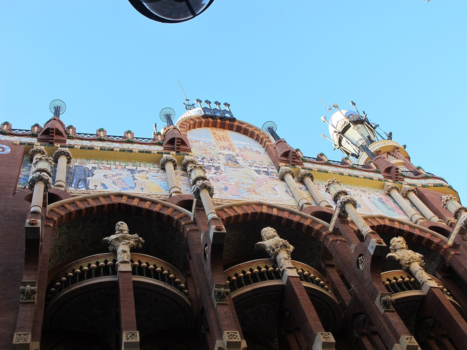 Fachada modernista do Palau de la Música Catalana em Barcelona