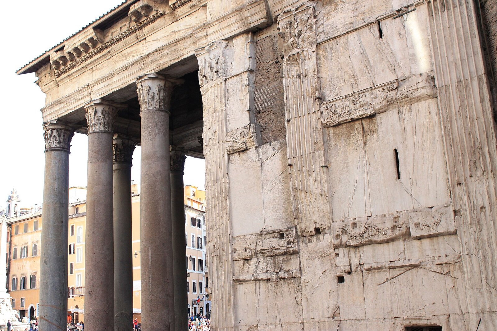 Fachada do Panteão de Roma com o pórtico de colunas coríntias