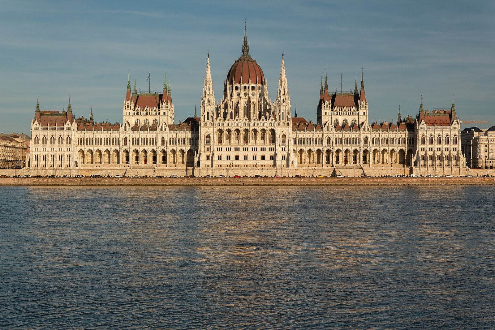 Fachada neogótica do Parlamento de Budapeste às margens do Danúbio