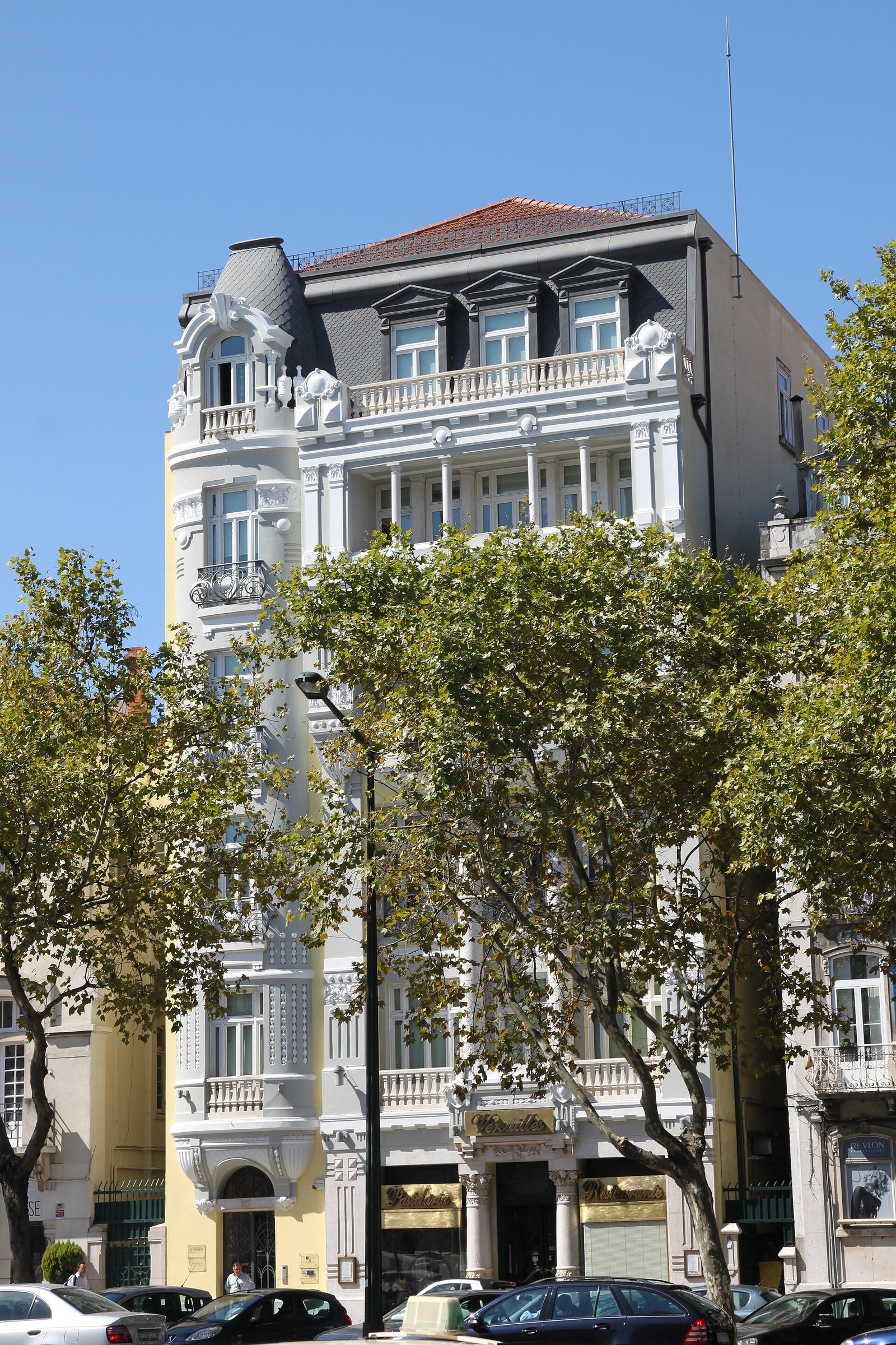 Interior ornamentado da Pastelaria Versailles em Lisboa
