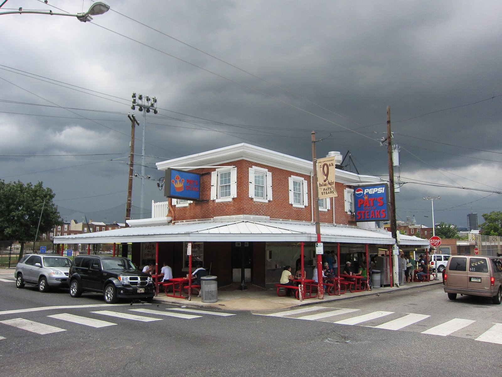 Fachada iluminada do Pat's King of Steaks em South Philadelphia
