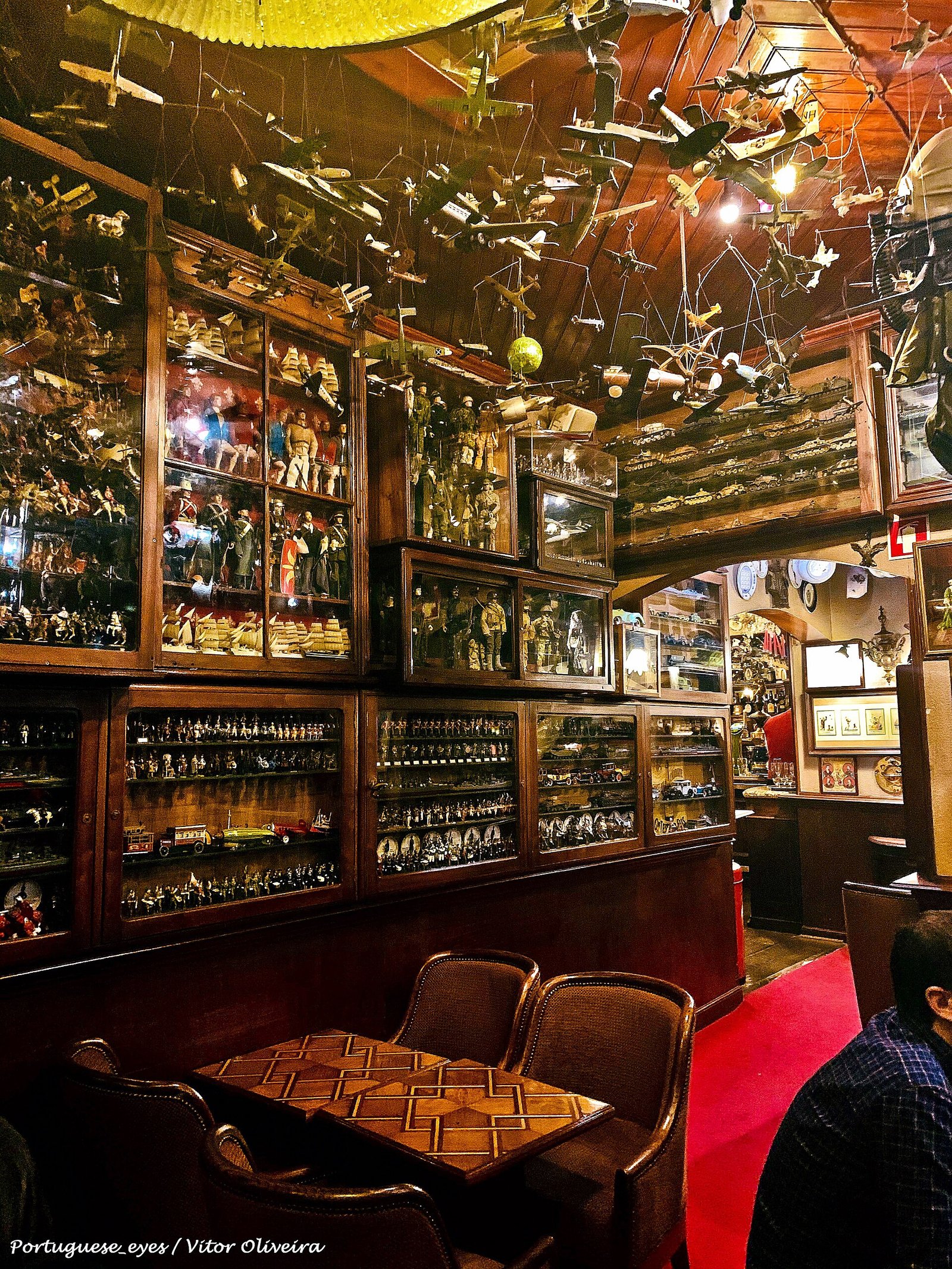 Interior decorado do bar Pavilhão Chinês em Lisboa