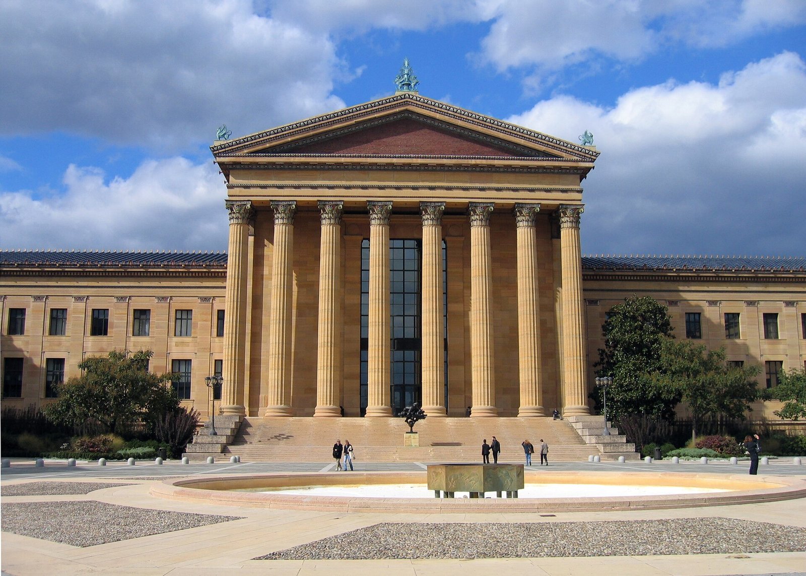 Fachada neoclássica do Philadelphia Museum of Art vista da escadaria principal