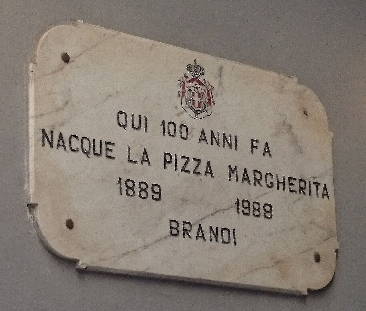 Pizza servida na Pizzeria Brandi, em Nápoles
