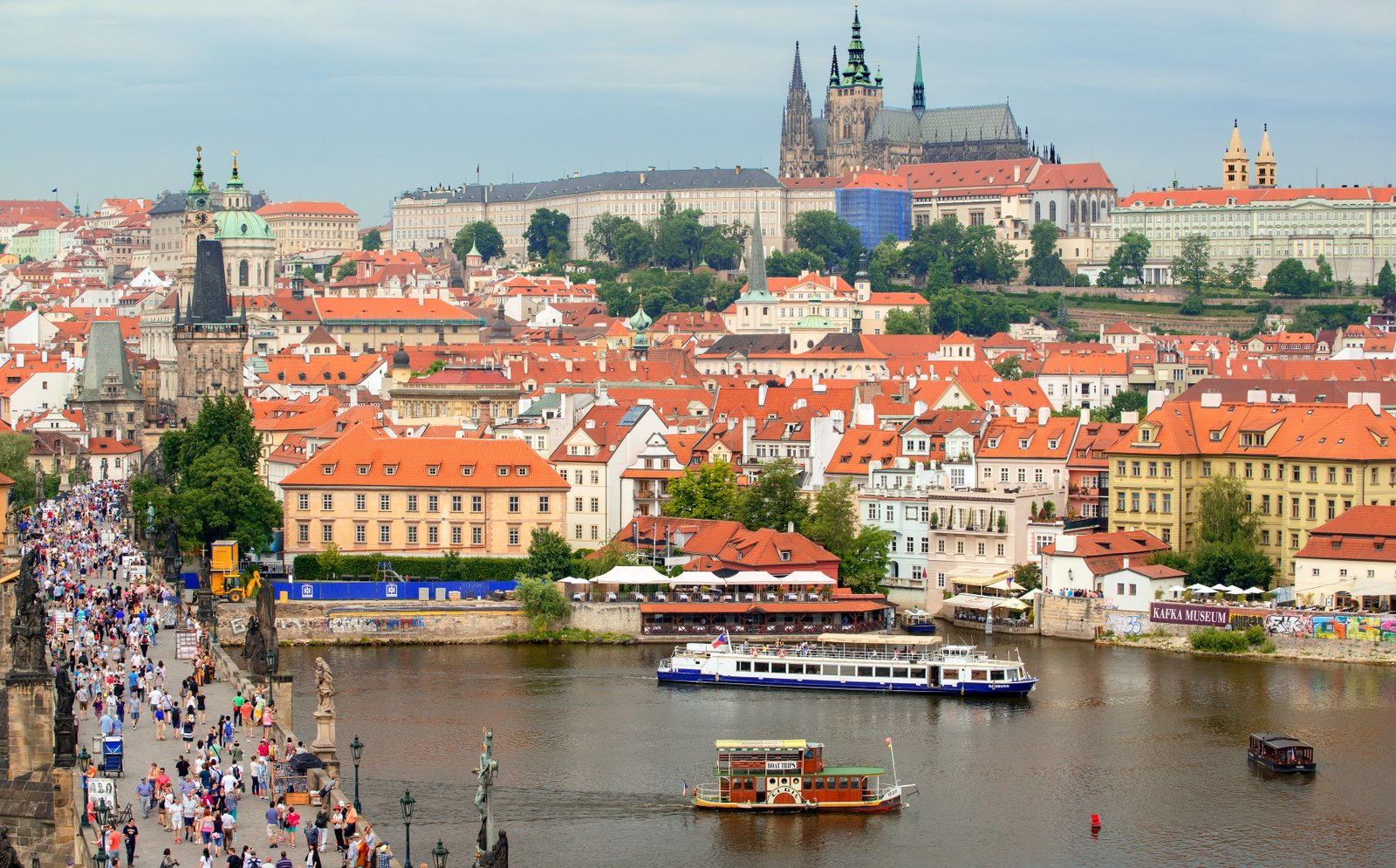 Ponte Carlos sobre o rio Vltava, em Praga