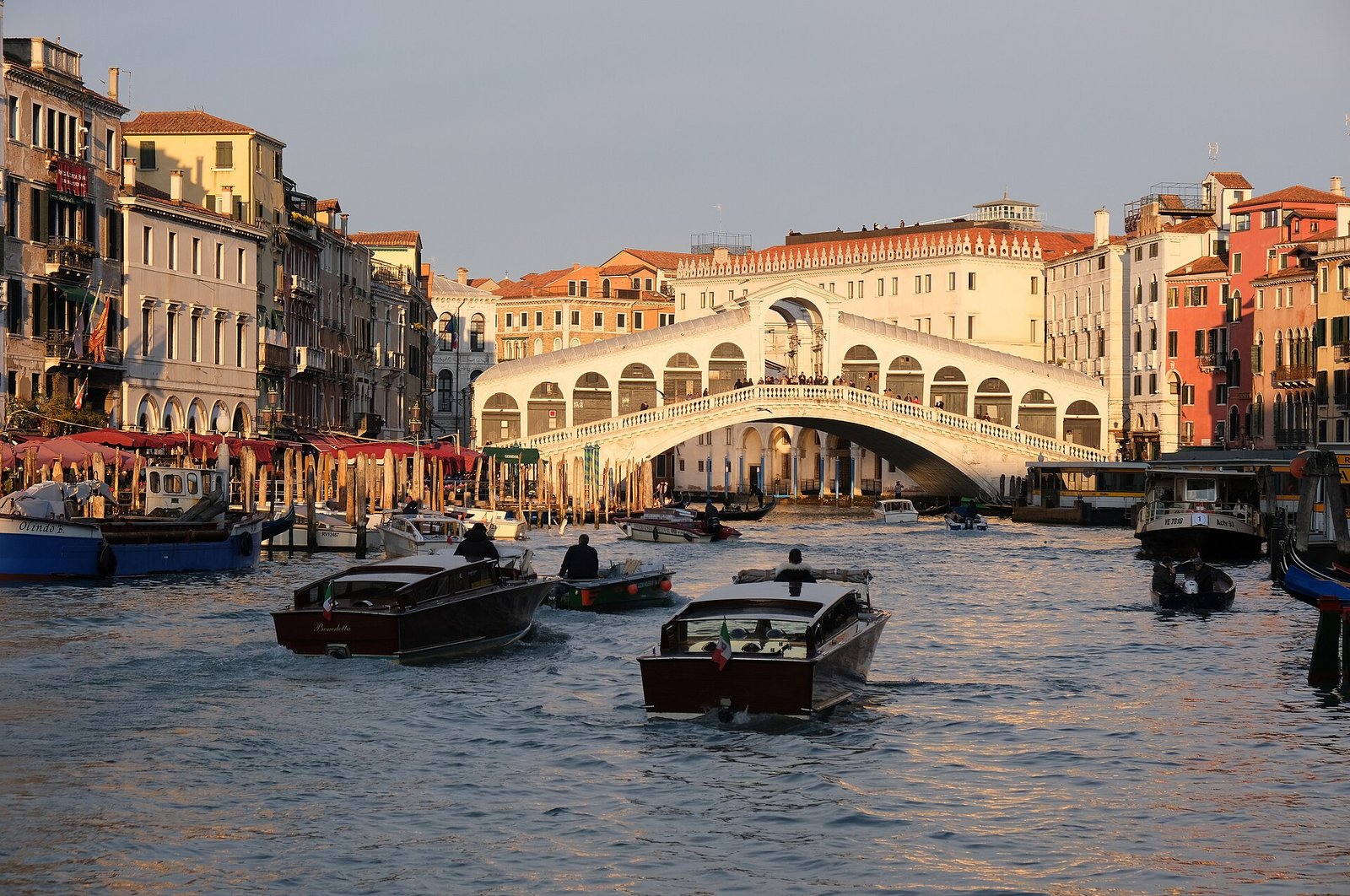 Vista da Ponte di Rialto sobre o Grande Canal em Veneza