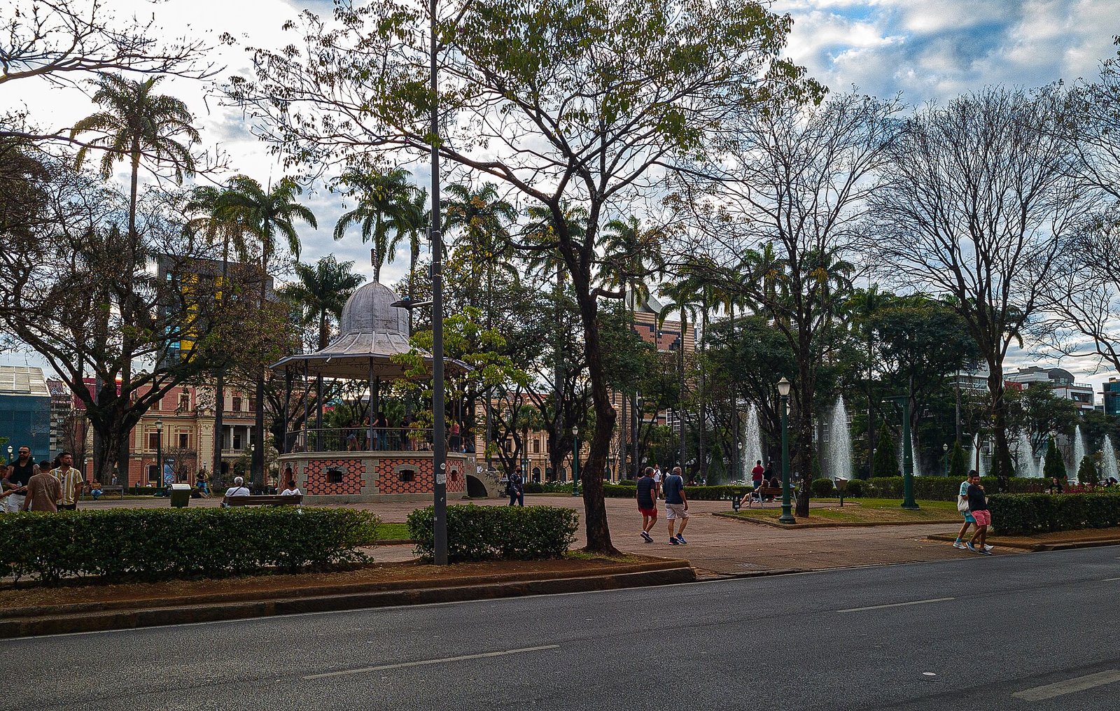Jardins e prédios históricos da Praça da Liberdade em Belo Horizonte