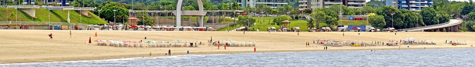 Vista panorâmica da Praia da Ponta Negra em Manaus ao entardecer