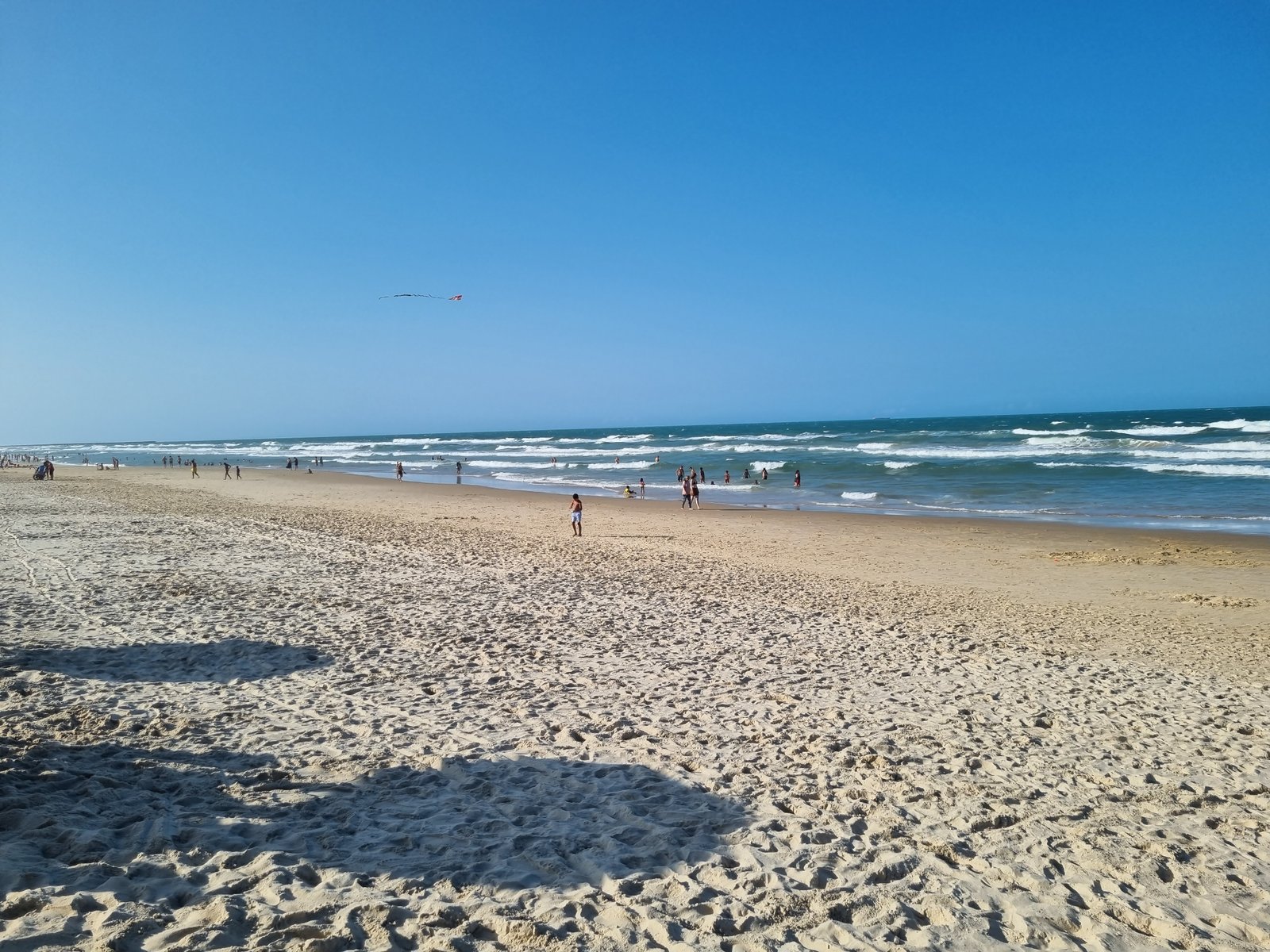 Vista da Praia do Futuro em Fortaleza, com areia e mar