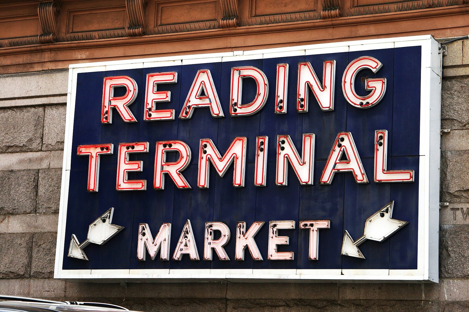 Corredor interno do Reading Terminal Market com barracas de comida, Filadélfia