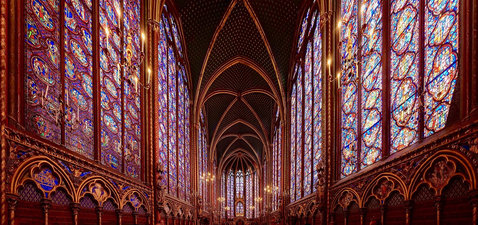 Vitrais coloridos do andar superior da Sainte-Chapelle em Paris