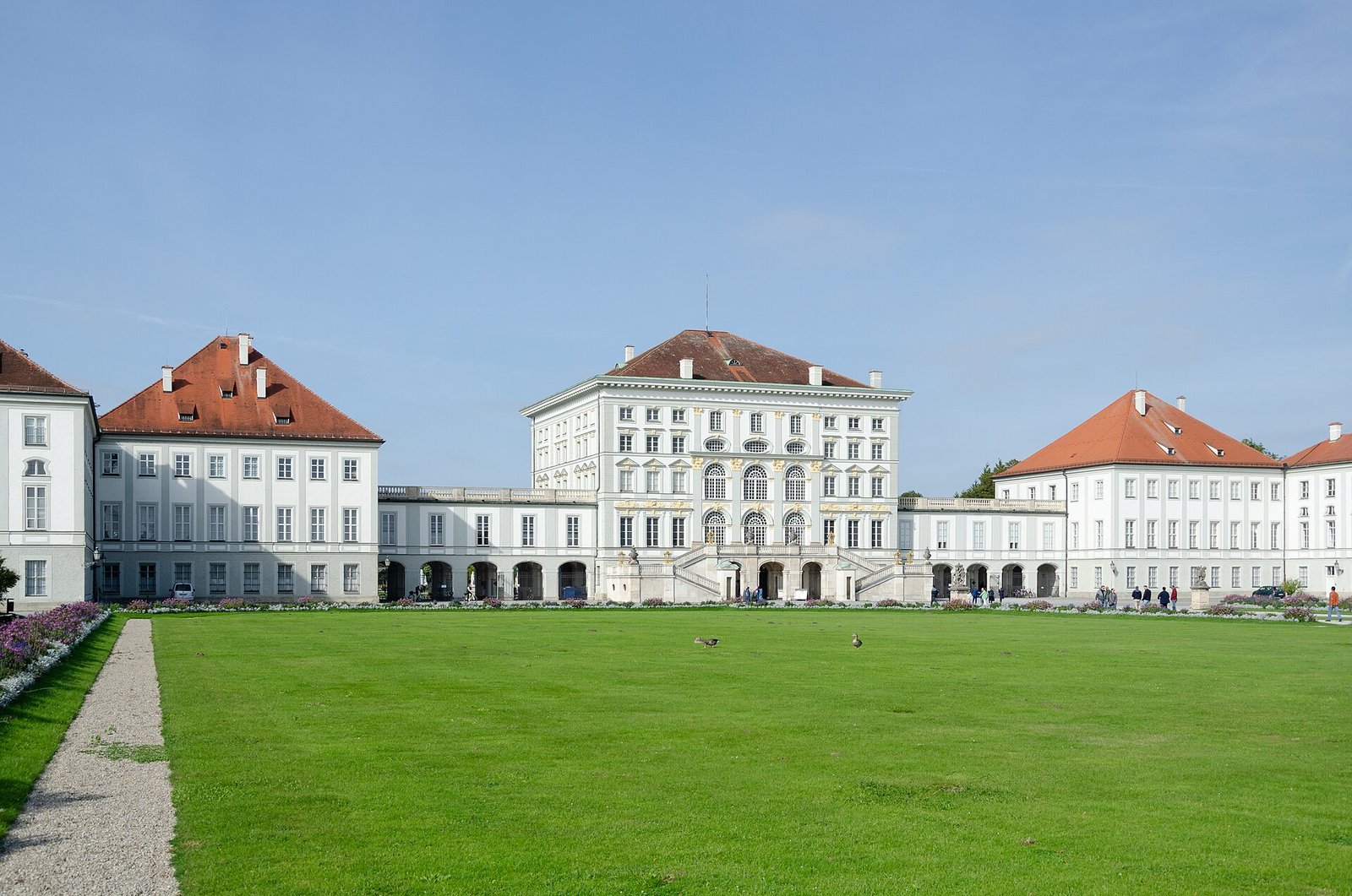 Fachada do Schloss Nymphenburg em Munique, com o lago em frente