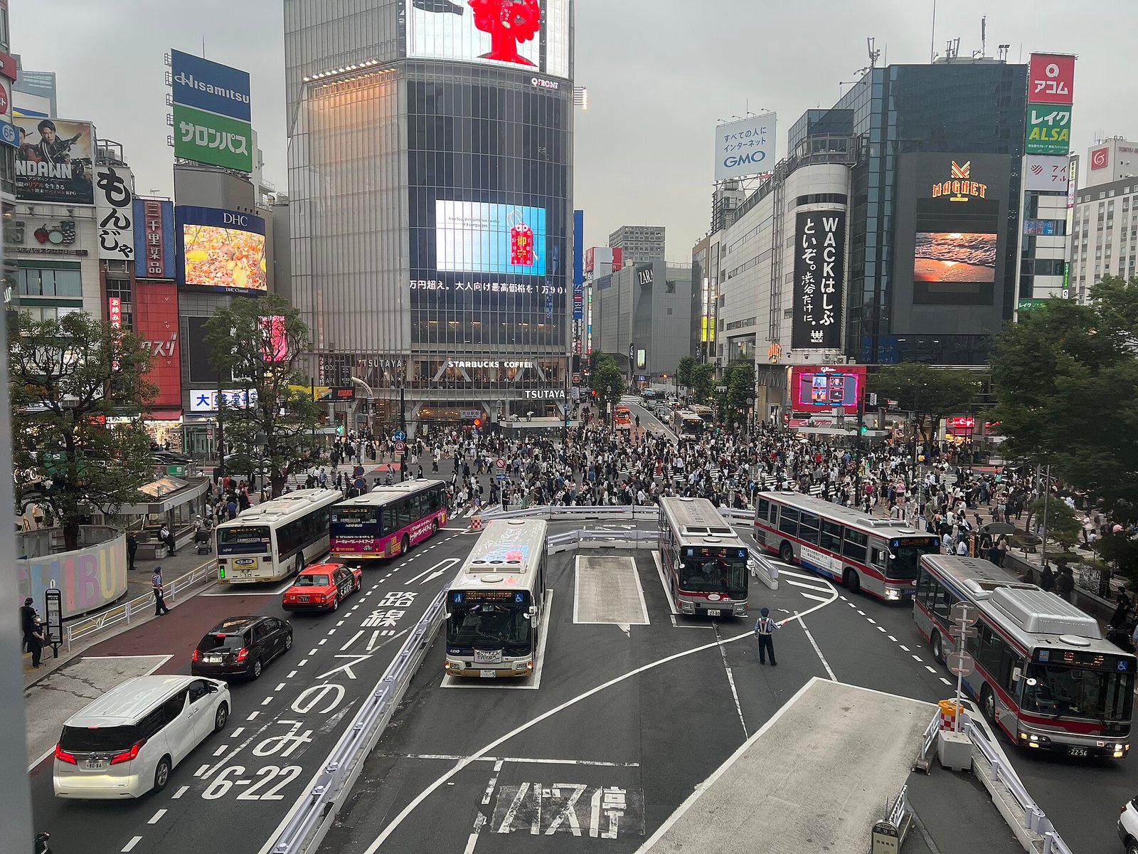 Pedestres atravessando o Shibuya Crossing em Tóquio