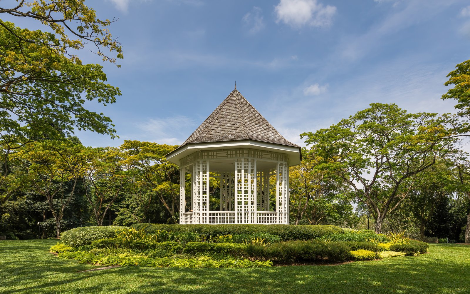 Coreto histórico cercado de árvores no Singapore Botanic Gardens