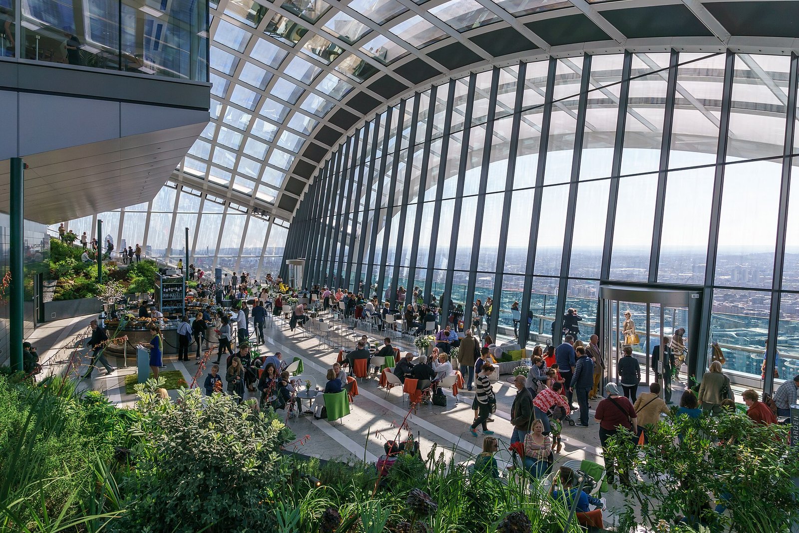 Interior do Sky Garden, jardim coberto no topo de um arranha-céu em Londres