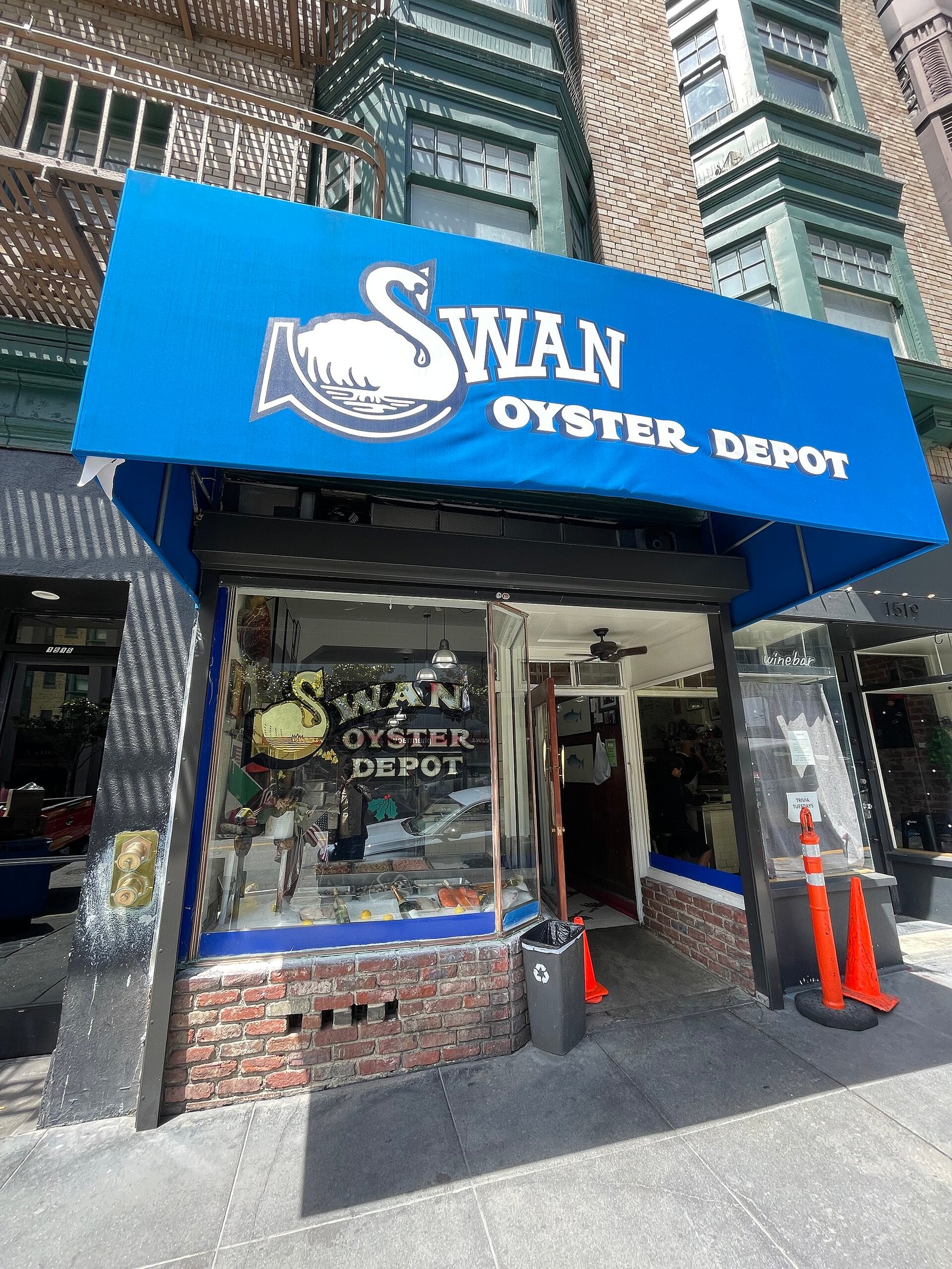 Fachada do Swan Oyster Depot na Polk Street, São Francisco