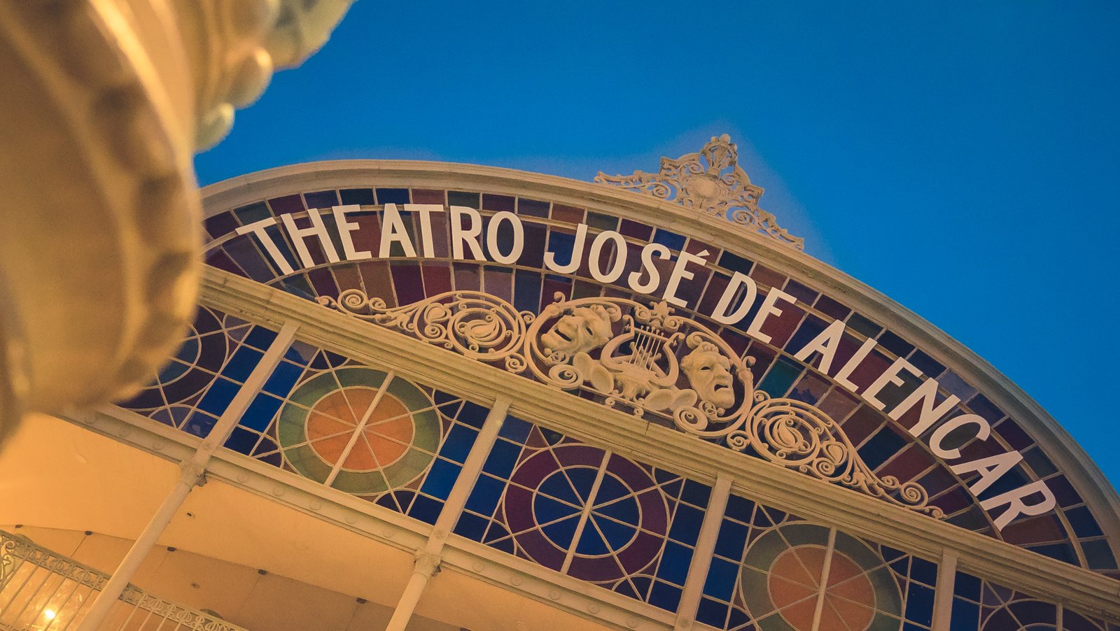 Fachada de ferro decorado do Teatro José de Alencar, em Fortaleza