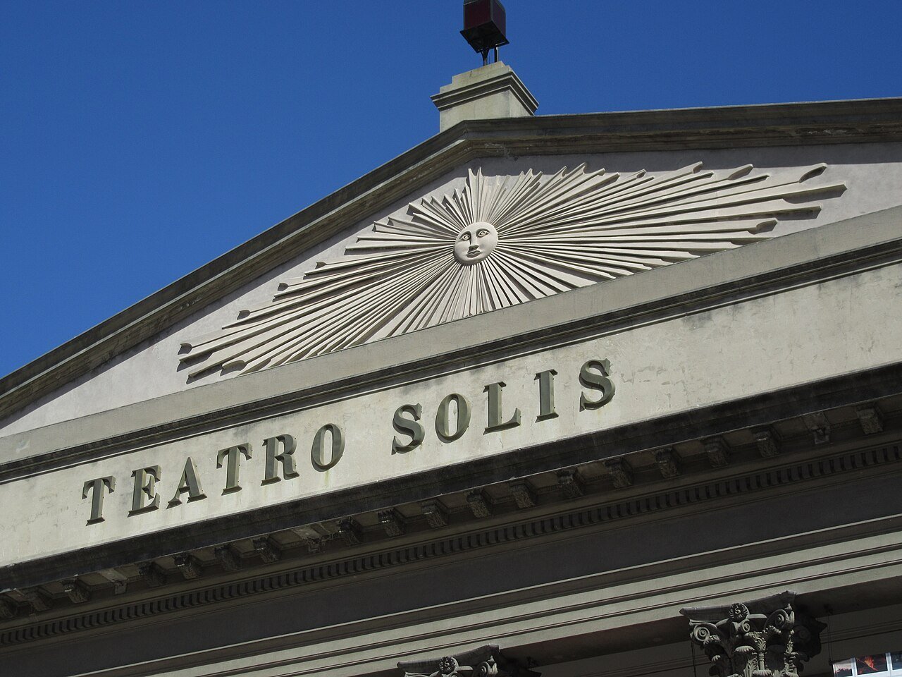 Fachada neoclássica do Teatro Solís, em Montevidéu