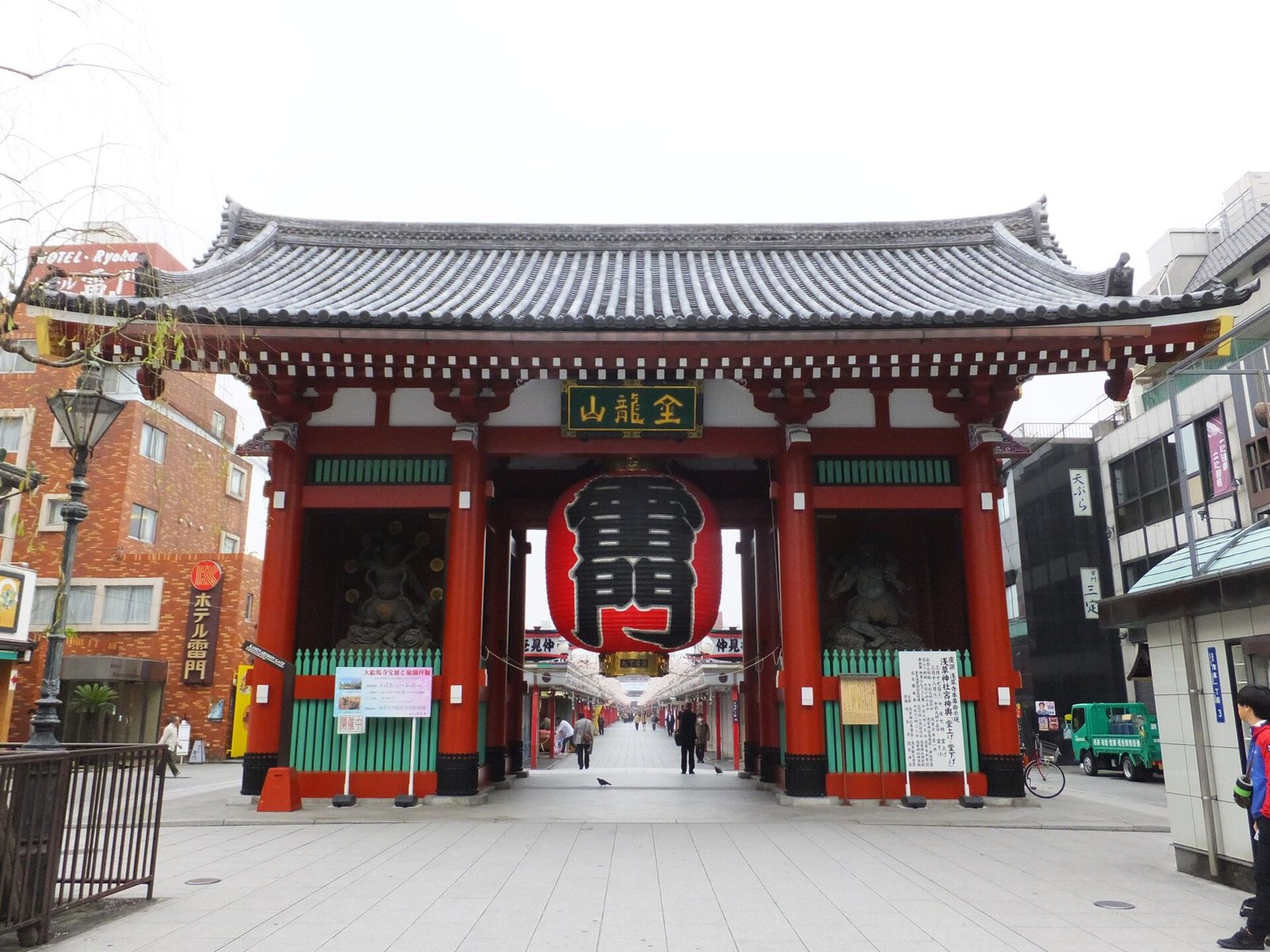 Portão Kaminarimon do Templo Senso-ji em Asakusa, Tóquio