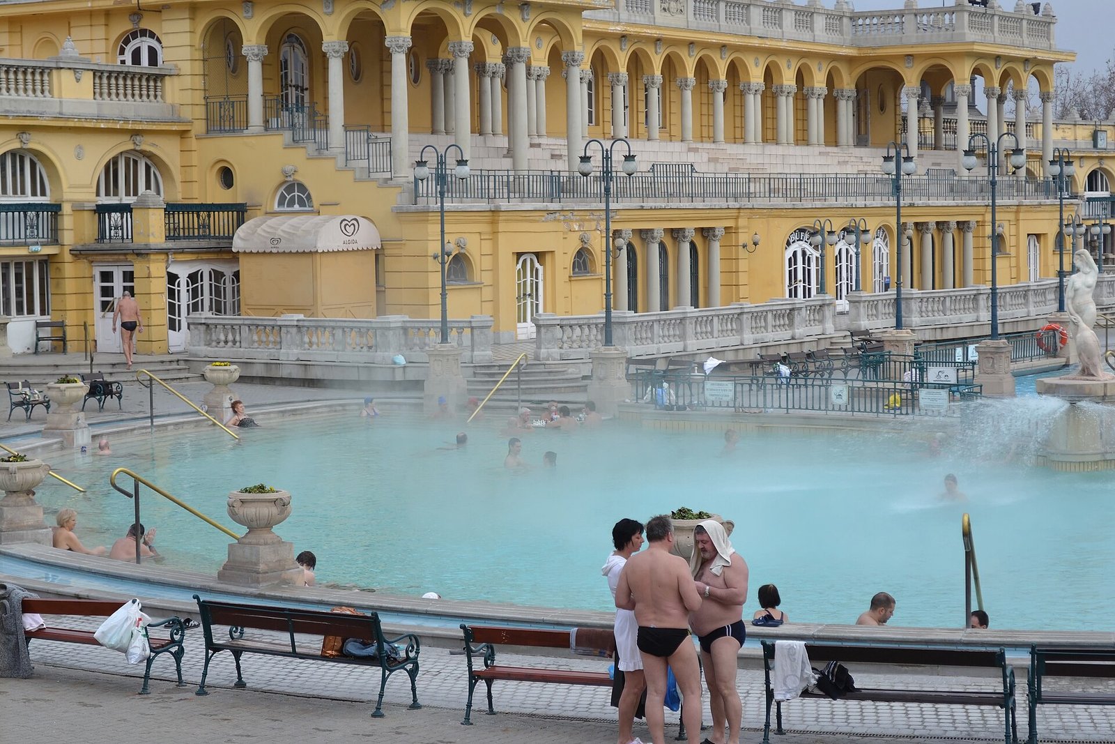Piscina externa das Termas Széchenyi, em Budapeste, cercada pelo prédio amarelo neobarroco