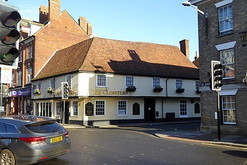 Fachada do pub histórico The Cloisters, em Salisbury
