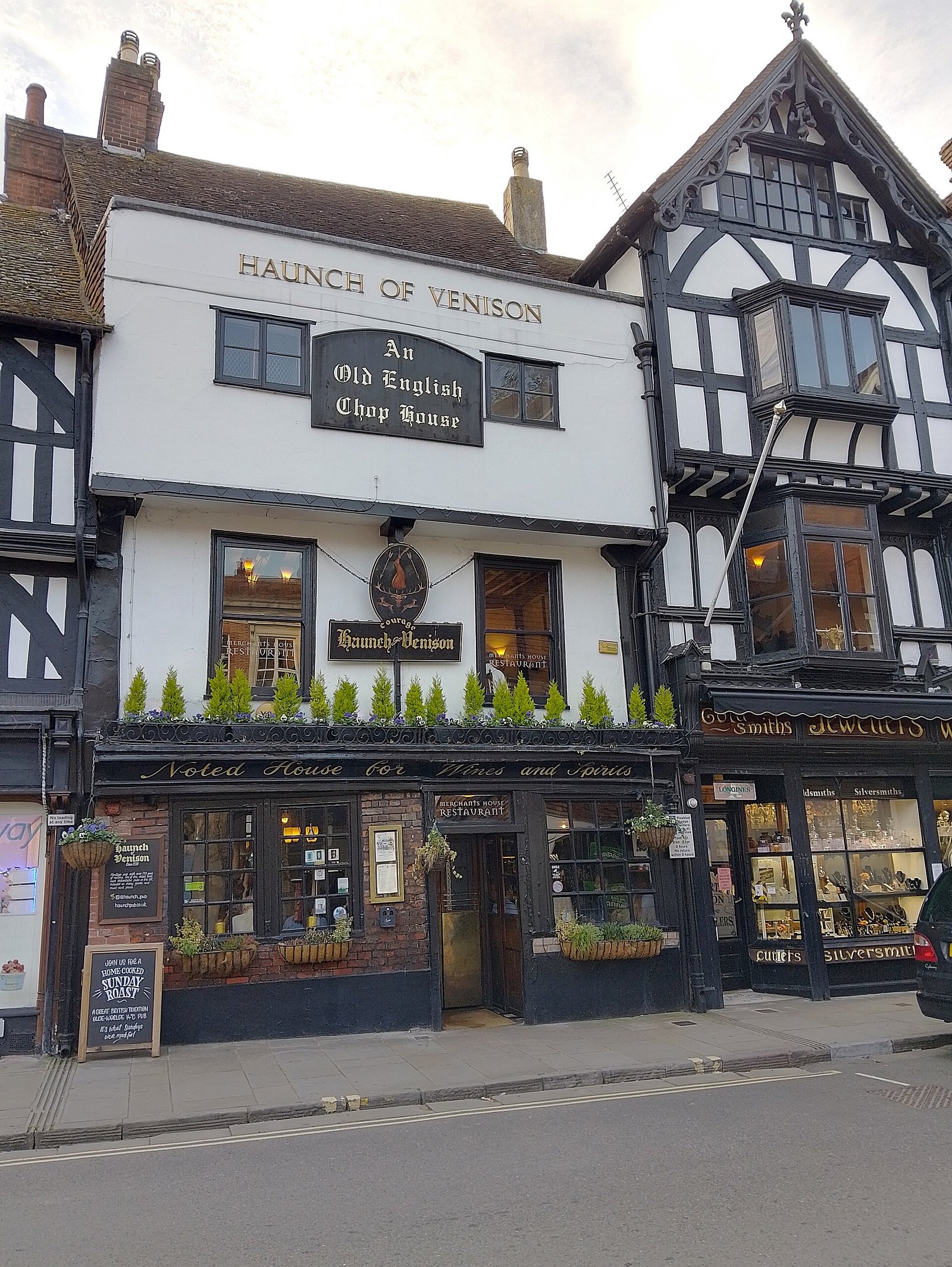 Fachada de vigas de madeira do pub The Haunch of Venison, em Salisbury
