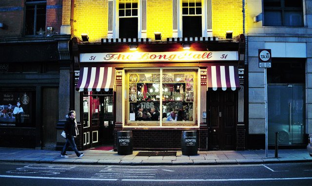 Fachada vermelha do pub The Long Hall, em Dublin