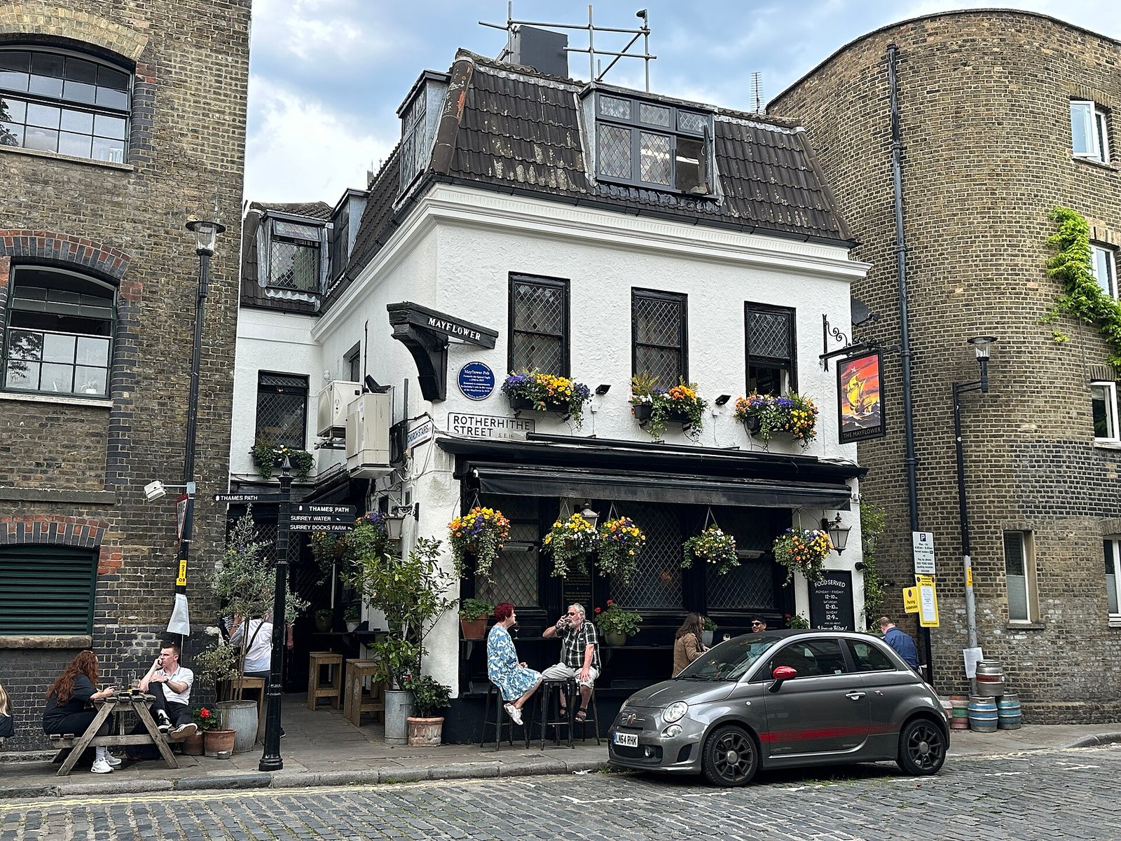 Fachada do pub The Mayflower à beira do Rio Tâmisa, em Rotherhithe, Londres