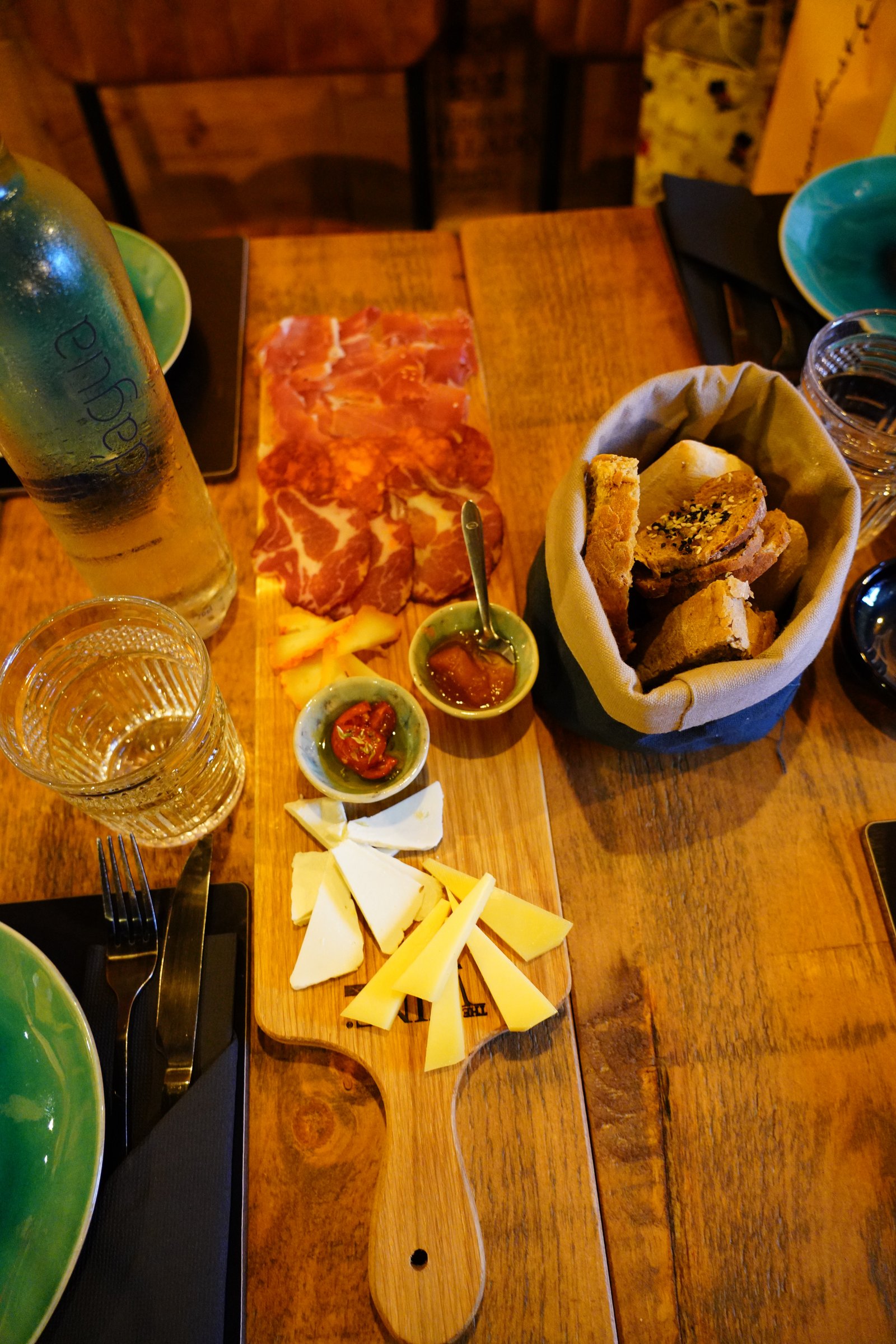 Ambiente do bar de vinhos The Wine Box, no Porto