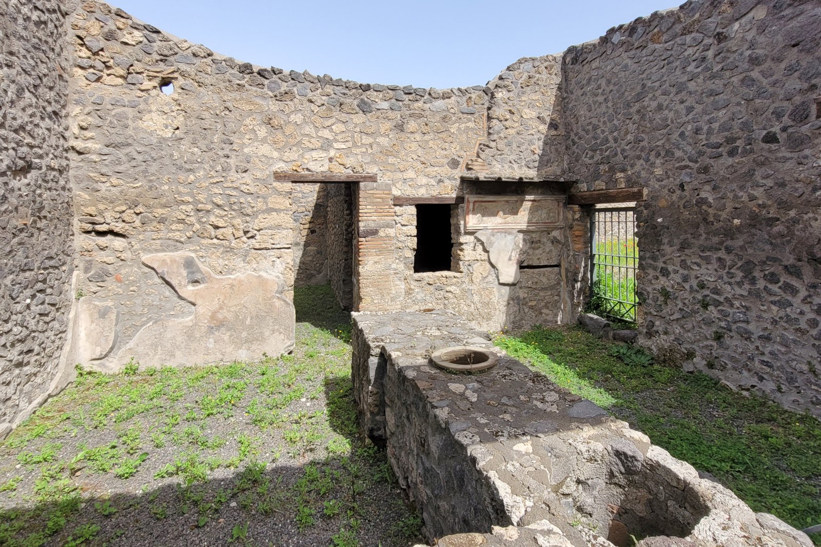 Balcão de um thermopolium (bar romano antigo) em Pompeia